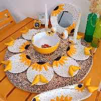 ست هفت سین گل افتابگردون همه جز ست هس فقط جاعودی نمیباشد وبدون برجسته کاری وپرنده ها یه دونه روی بشقاب هس