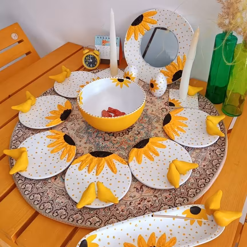 ست هفت سین گل افتابگردون همه جز ست هس فقط جاعودی نمیباشد وبدون برجسته کاری وپرنده ها یه دونه روی بشقاب هس