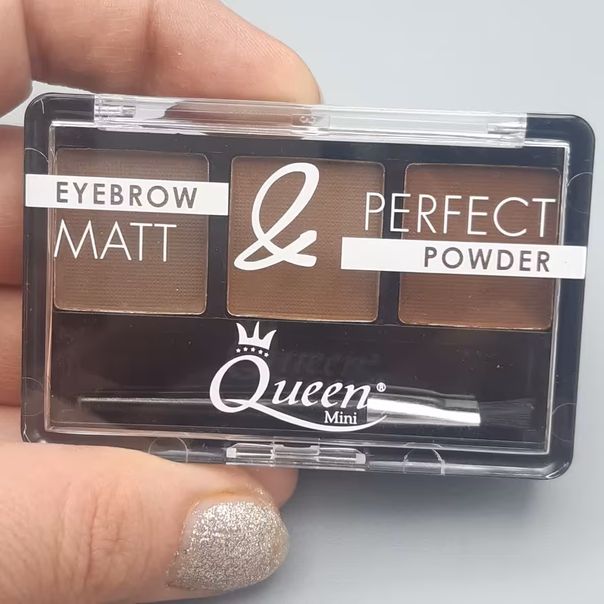 سایه ابرو پودری کوئین پالت شماره 2 جلوه مات همراه با قلم مخصوص  ضدآب ثبات رنگ و رنگ طبیعی به ابرو طبیعی و ابریشمی