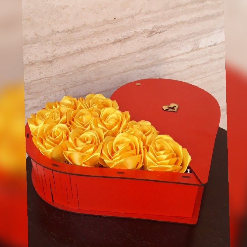 باکس گل هدیه قلبی سوپرایز وسایل داخل باکس فروشی نیست