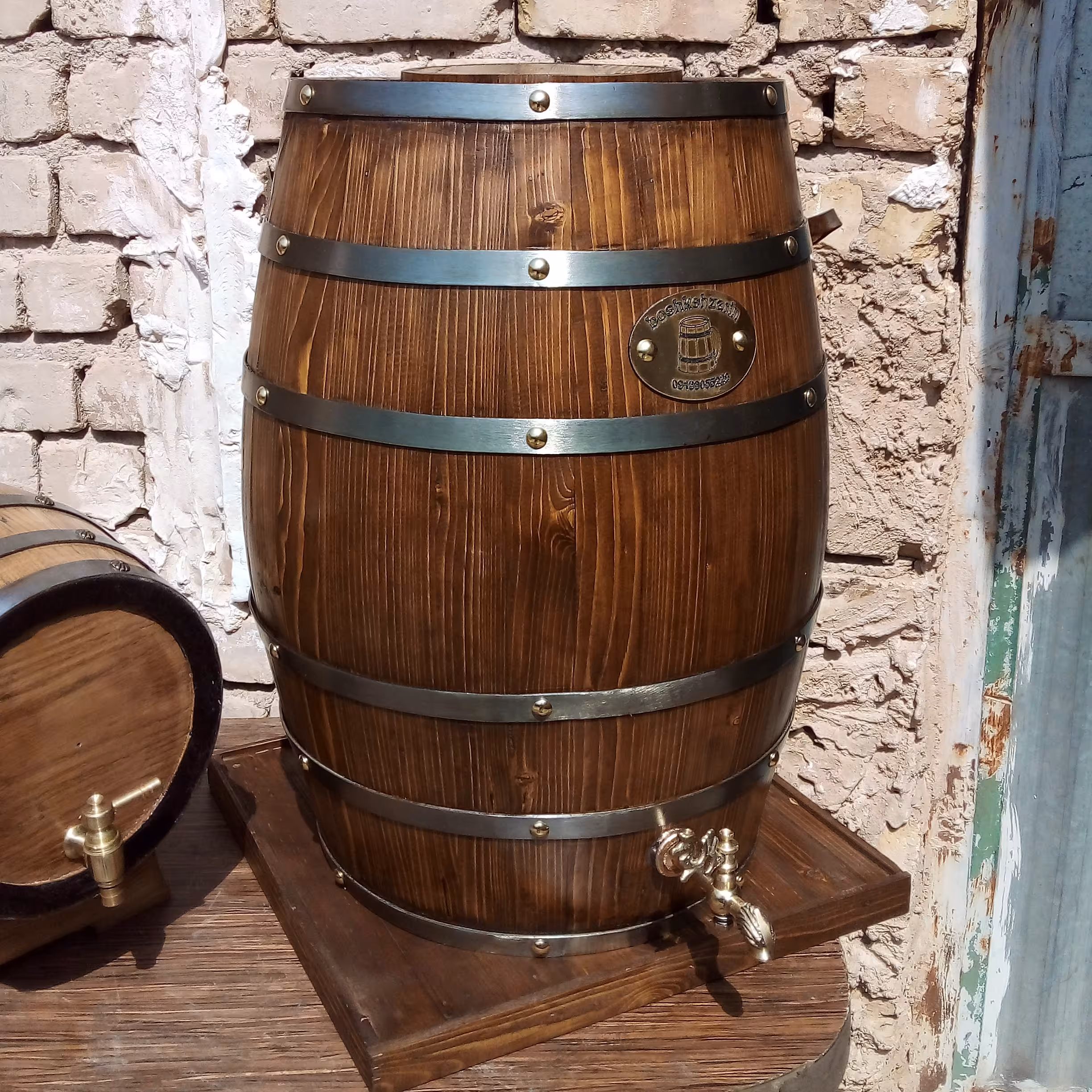 بشکه 10لیتری ایستاده بلوط امریکایی ضخیم با بیشترین قوس در چوب 6تسمه رنگی طلایی وتزییناتی  ساخته شده به روش سنتی