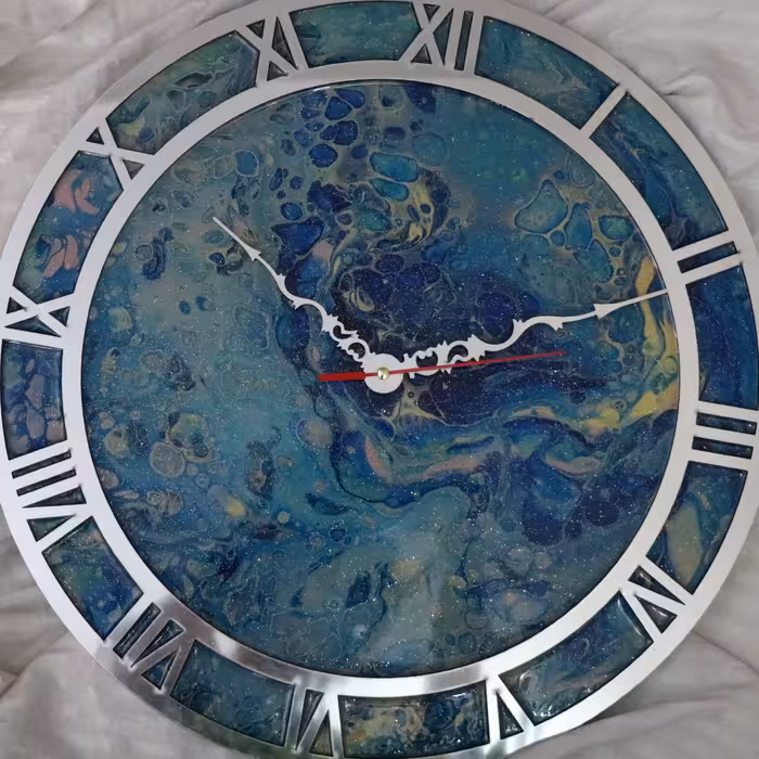 ساعت جذاب رزینی با بیس چوبی... به قطر 40 قابل سفارش در سایز و رنگ مورد دلخواه