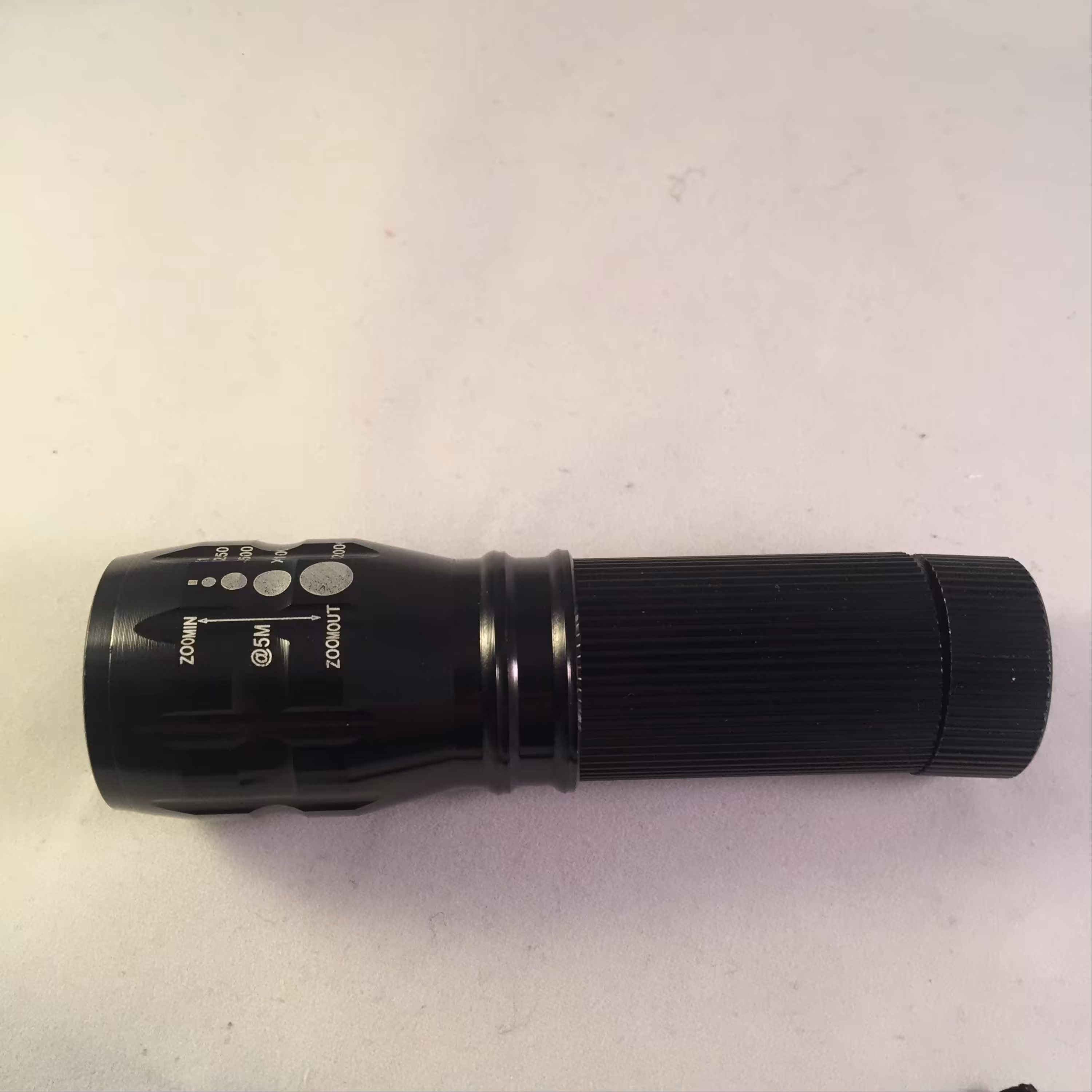 چراغ قوه پلیس (لوگو پلیس روی اجسام نمایش میدهد))