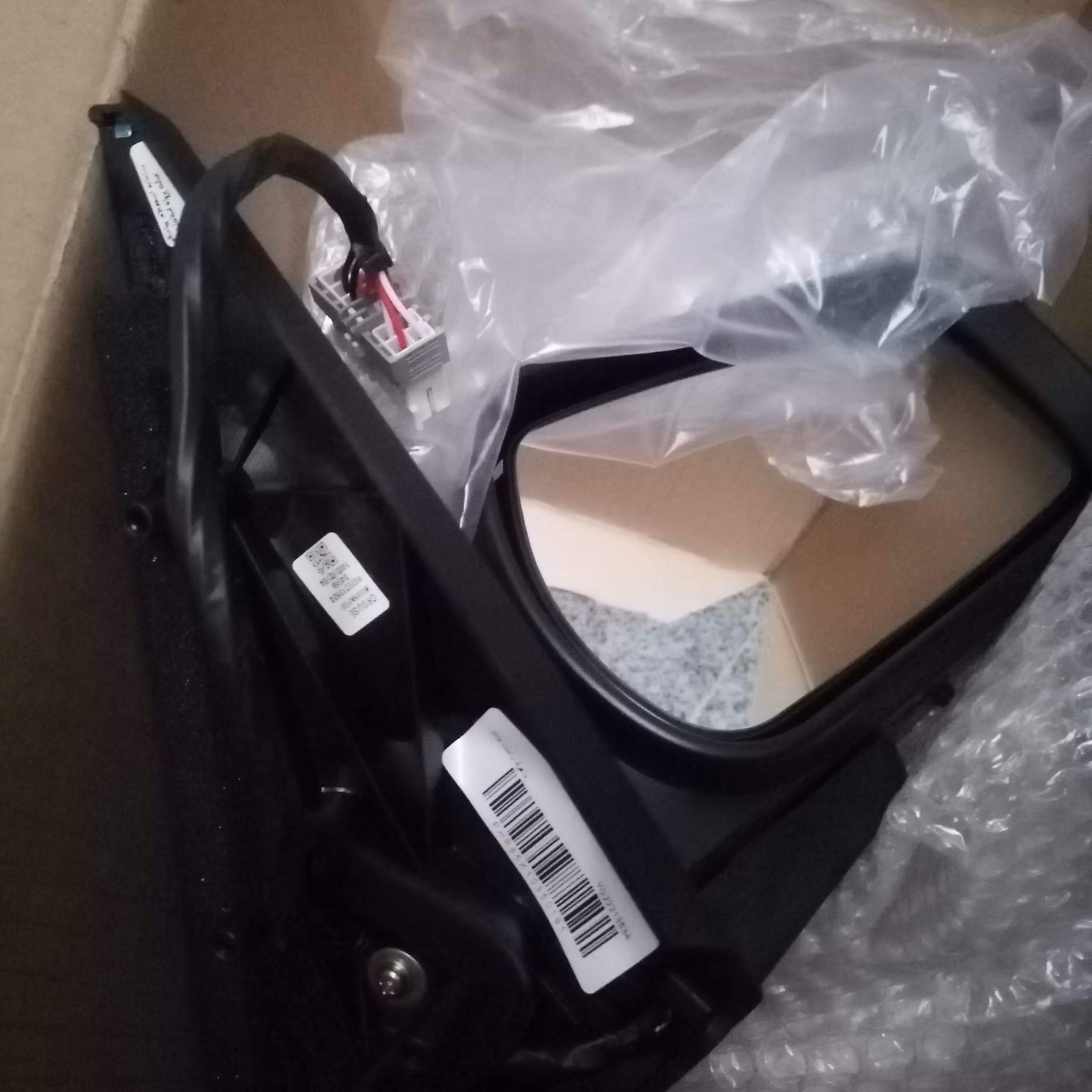 آینه پارس تاشو برقی موتور دار سمت راست ( شاگرد ) برند کروز  در بسته بندی ایساکویی و فابریک کارخانه