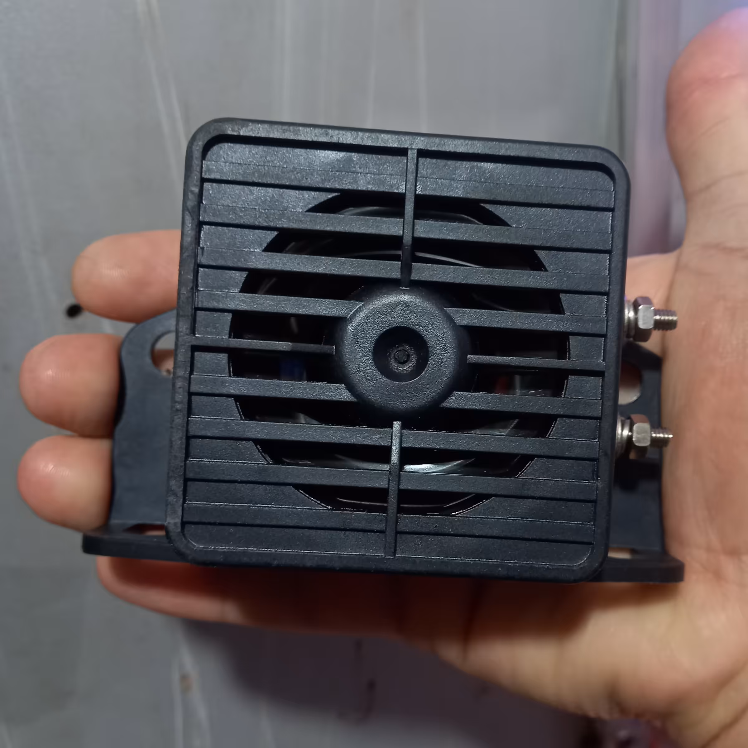 بوق دنده عقب متوسط با صدای بلند 