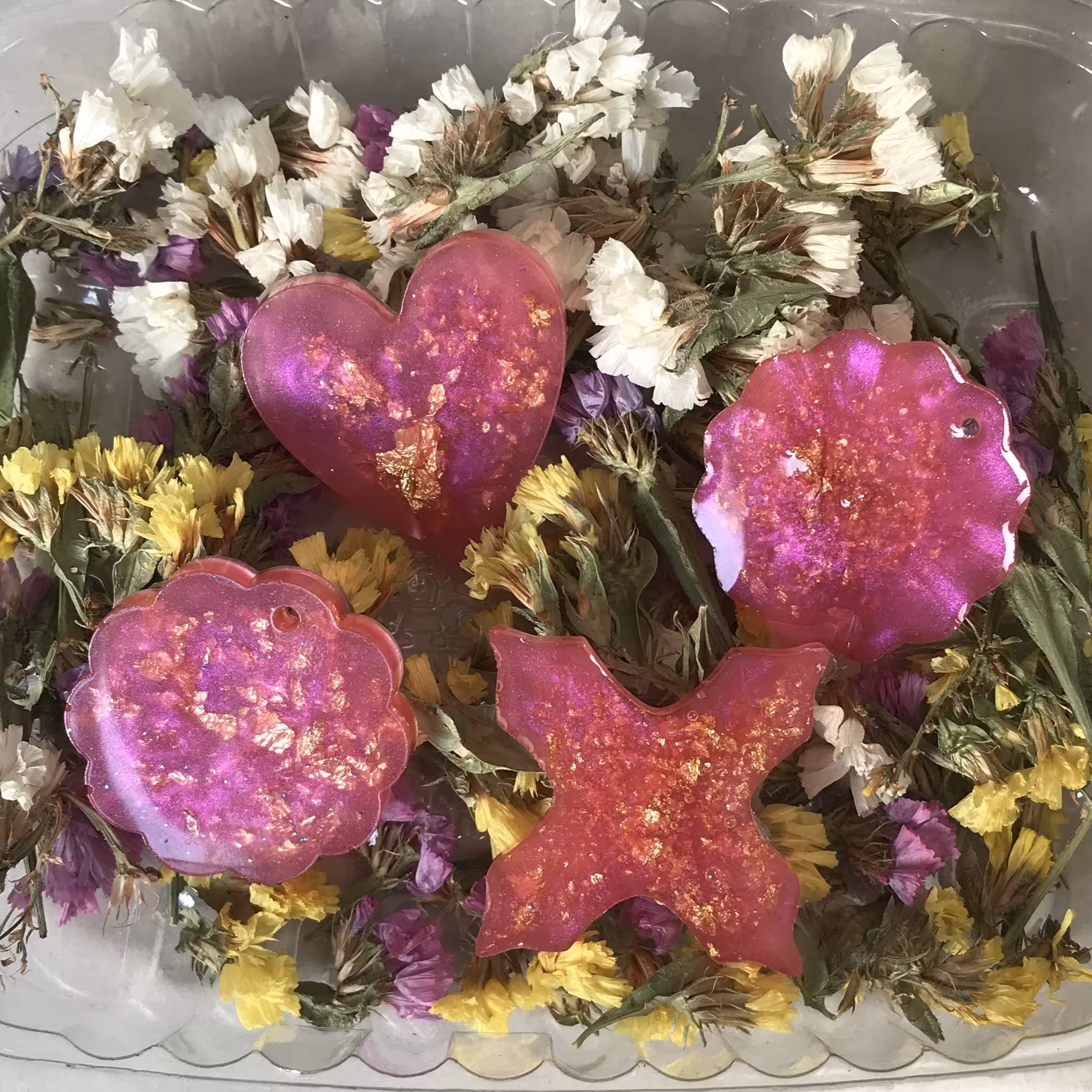 اکسسوری های رزینی در طرح ها، رنگ ها و تزئینات متنوع