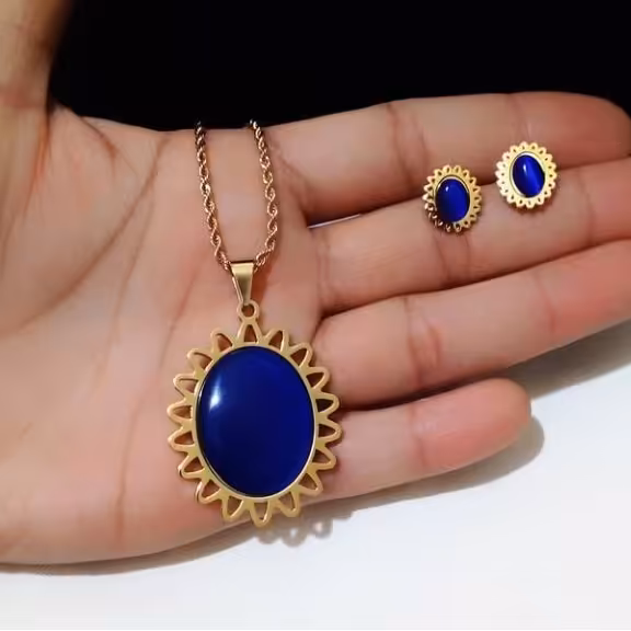 نیم ست استیل با نگین های طرح لاجورد رنگ ثابت و ضدحساسیت میباشد و بدون زنجیر هست