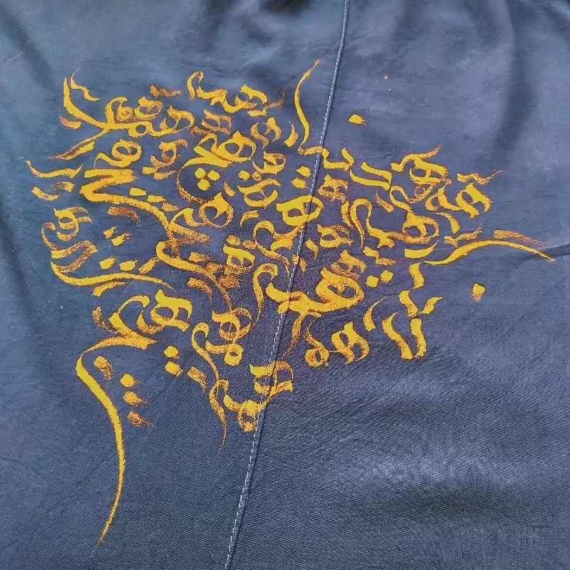 کالیگرافی روی پارچه و لباس و شال با رنگ اکریلیک. هنر دست