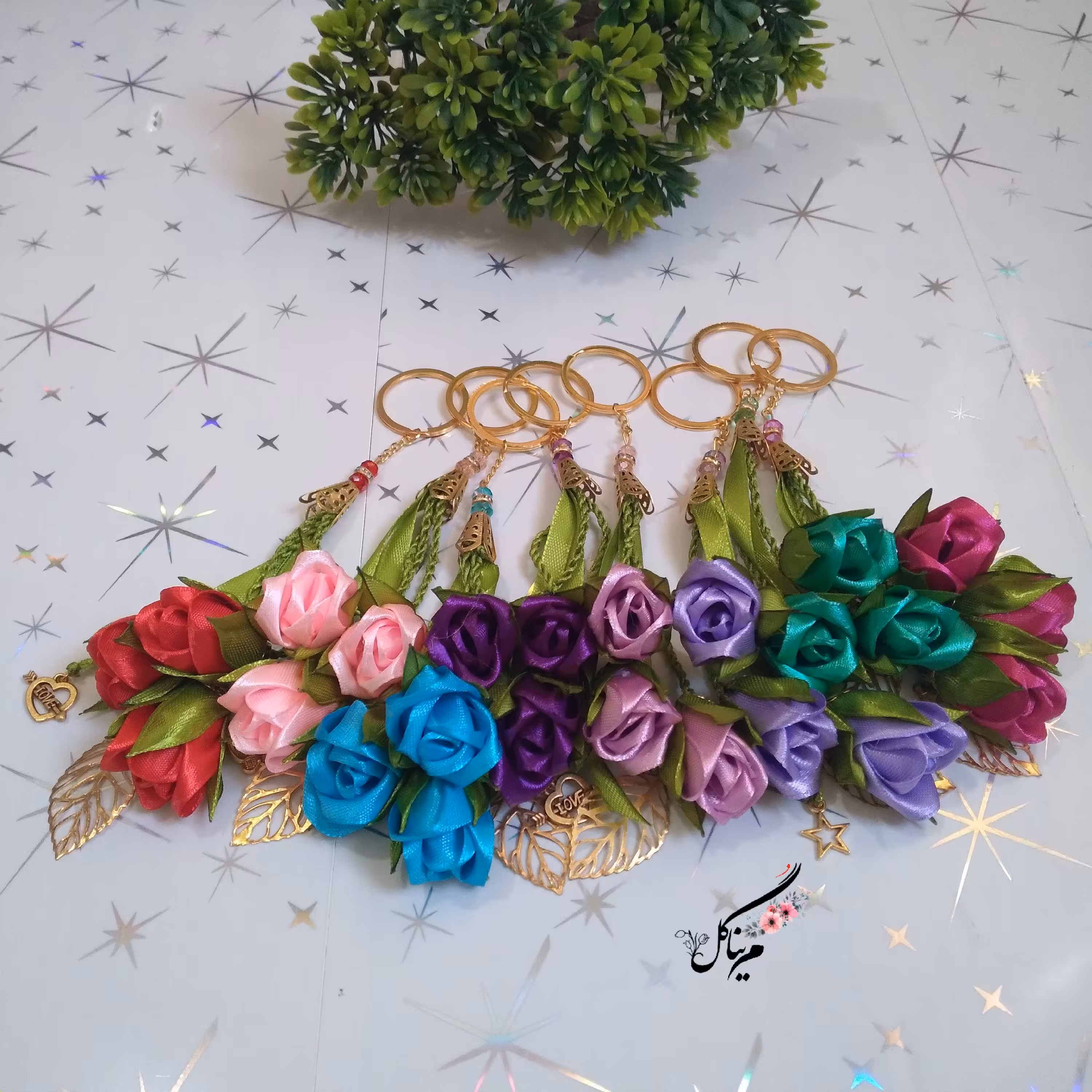 جاکلیدی فانتزی با سه گل رز جذاب و بینظیر و آویز برگ