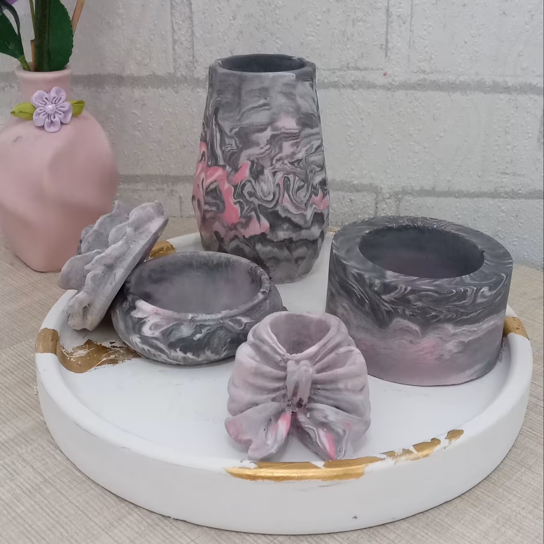 ست گلدان و شات شمع و جا جواهری  با سینی همرنگش خوشرنگ در طرح و رنگ خاص بسیار شیک و زیبا برای دکوری و تزیین خونه اتون 