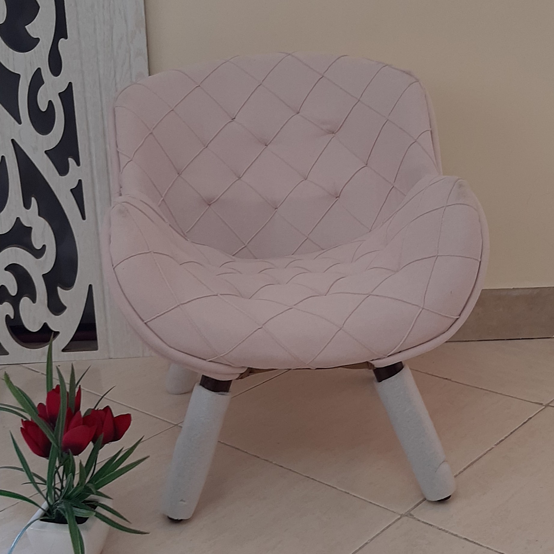 مبل چستر کودکصندلی کودک رنگ صورتی ملایم دخترونه با پایه چوبی مقاوم قابل شستشو