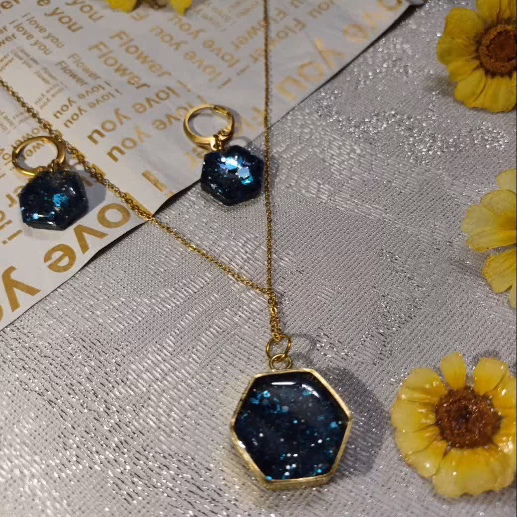 نیم ست رزین برنجی رنگ ثابت . طرح خاص شش ضلعی. رنگ اکلیل  سورمه ای خیلی شیک و مجلسی .هررنگ و مدلی بخواید قابل سفارش هست