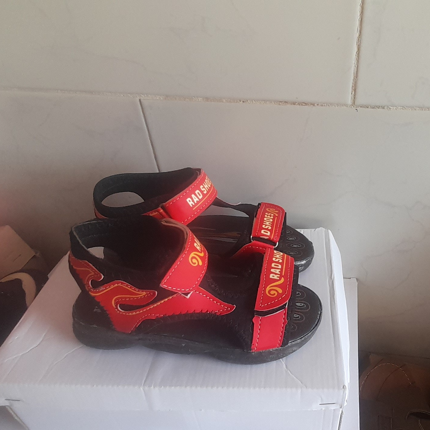 کفش صندل رکاب دار پسرانه چرم قرمز شیک و زیبا مقاوم