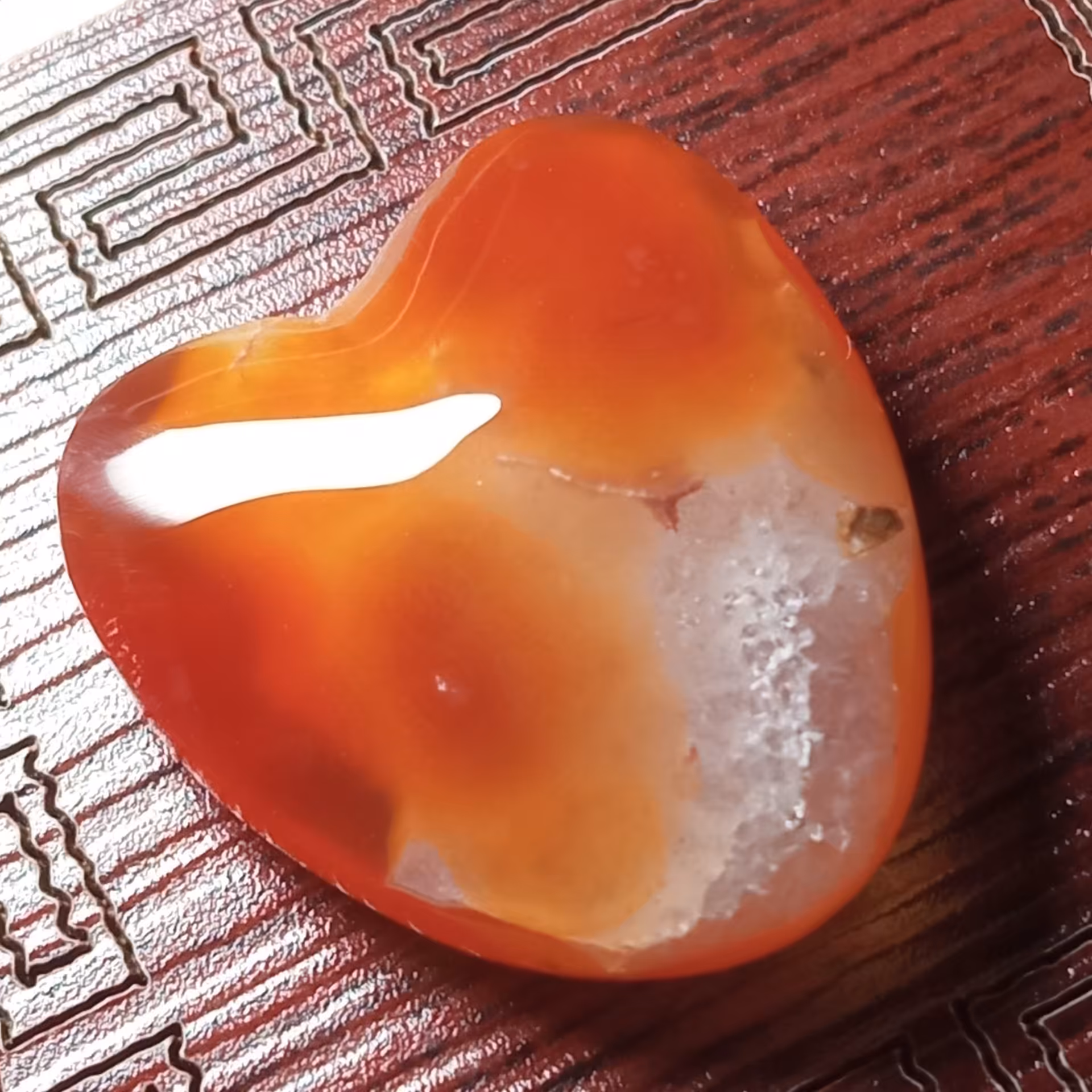 نگین عقیق سرخ دو رنگ و ژئود طبیعی اصل تراش قلب