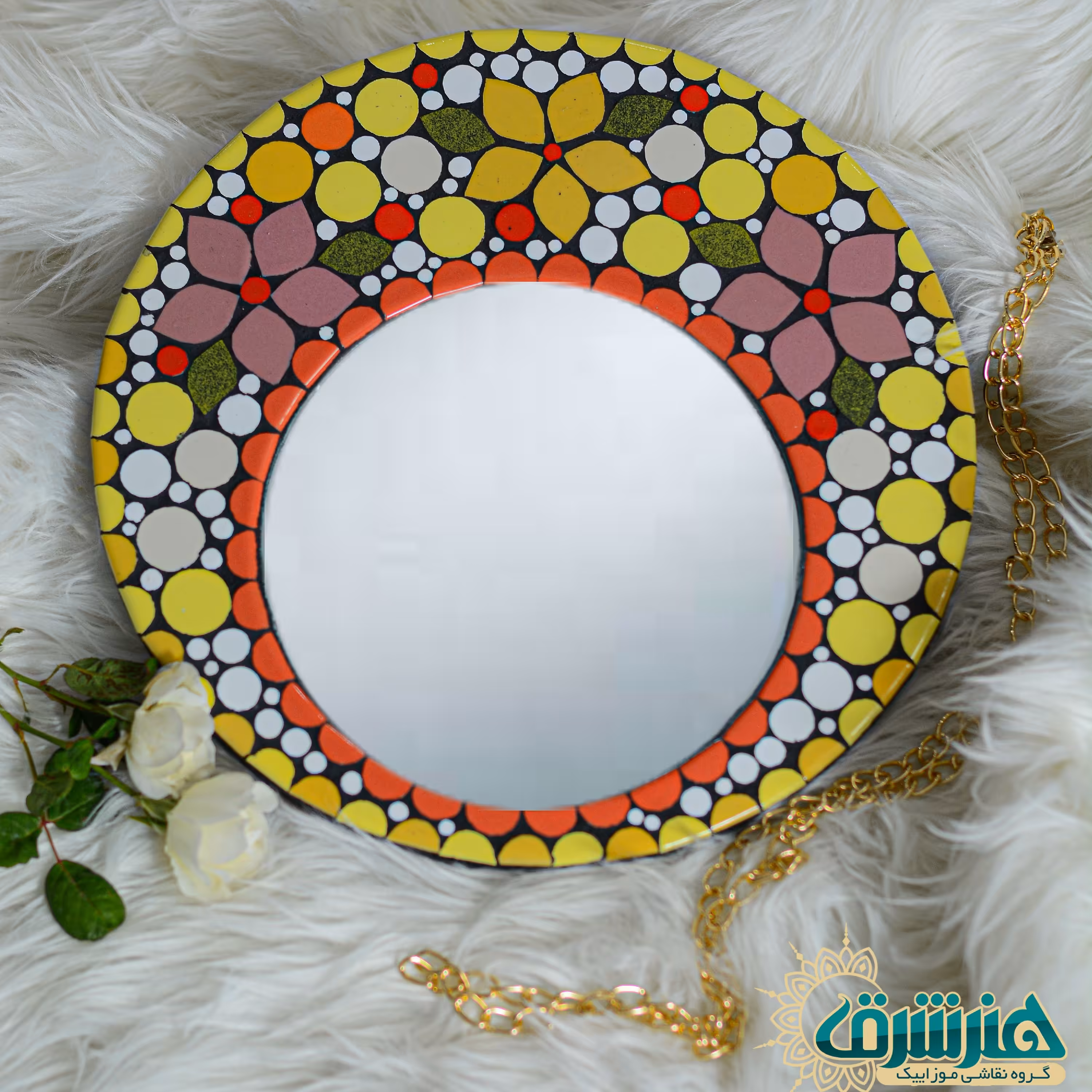 آینه دایره بسیار شیک تزیین شده با هنر کاشی شکسته.