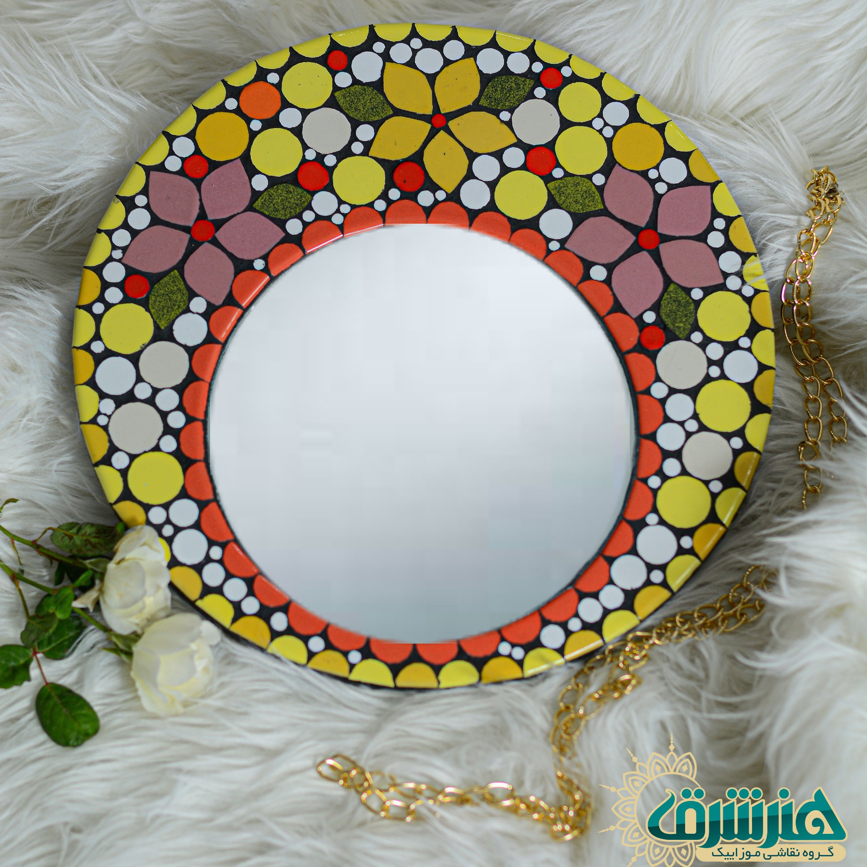 آینه دایره بسیار شیک تزیین شده با هنر کاشی شکسته.