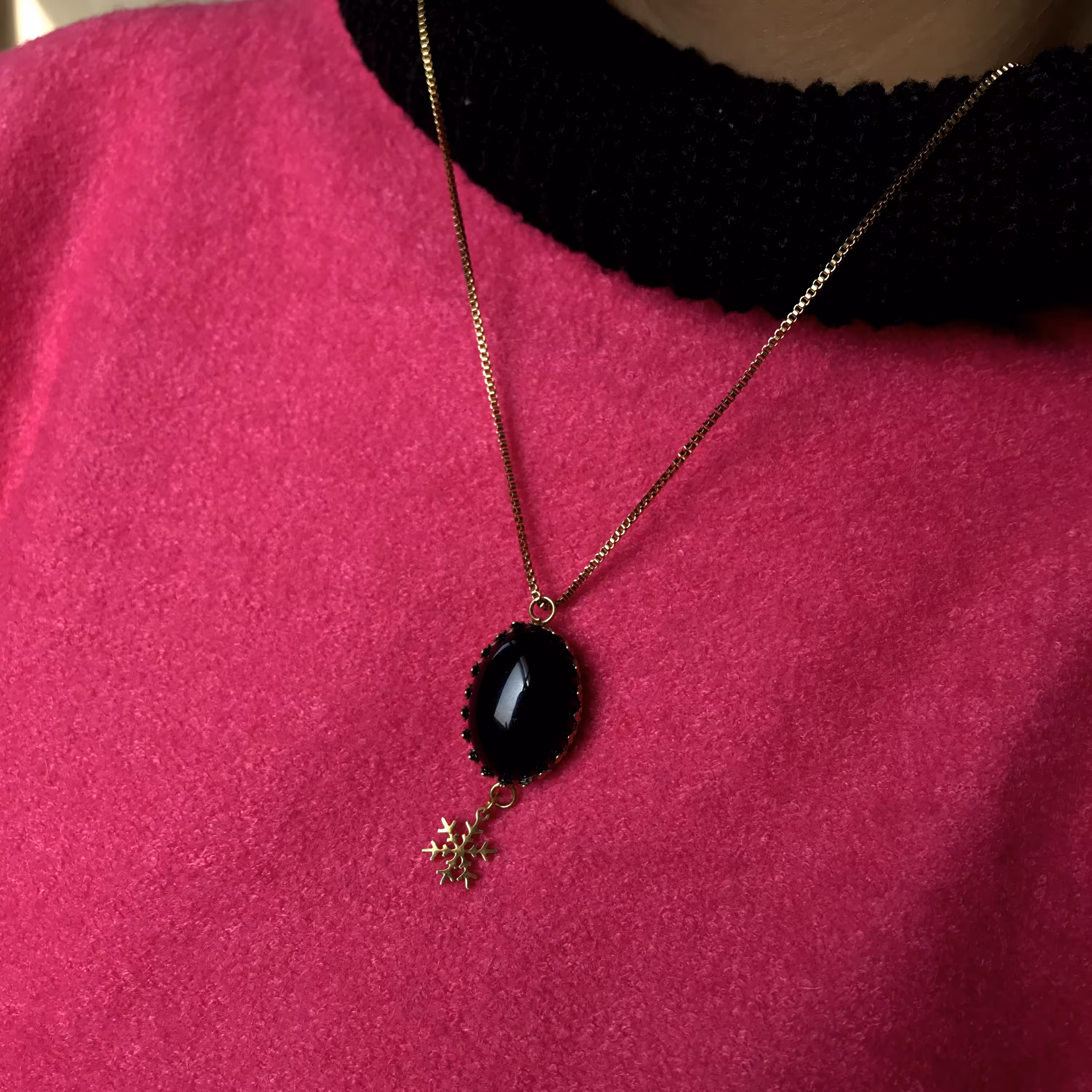 آویز زیبای عقیق مشکی  جنس برنج   کاملا رنگ ثابت درخشان