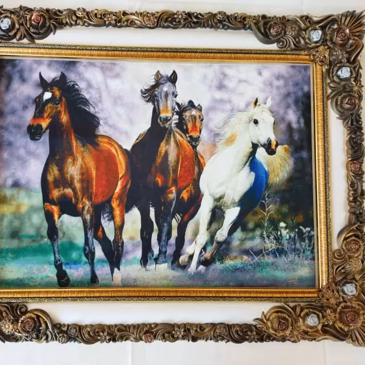 تابلو مخمل طرح اسب های دونده با قاب سلطنتی طرح شکوفه