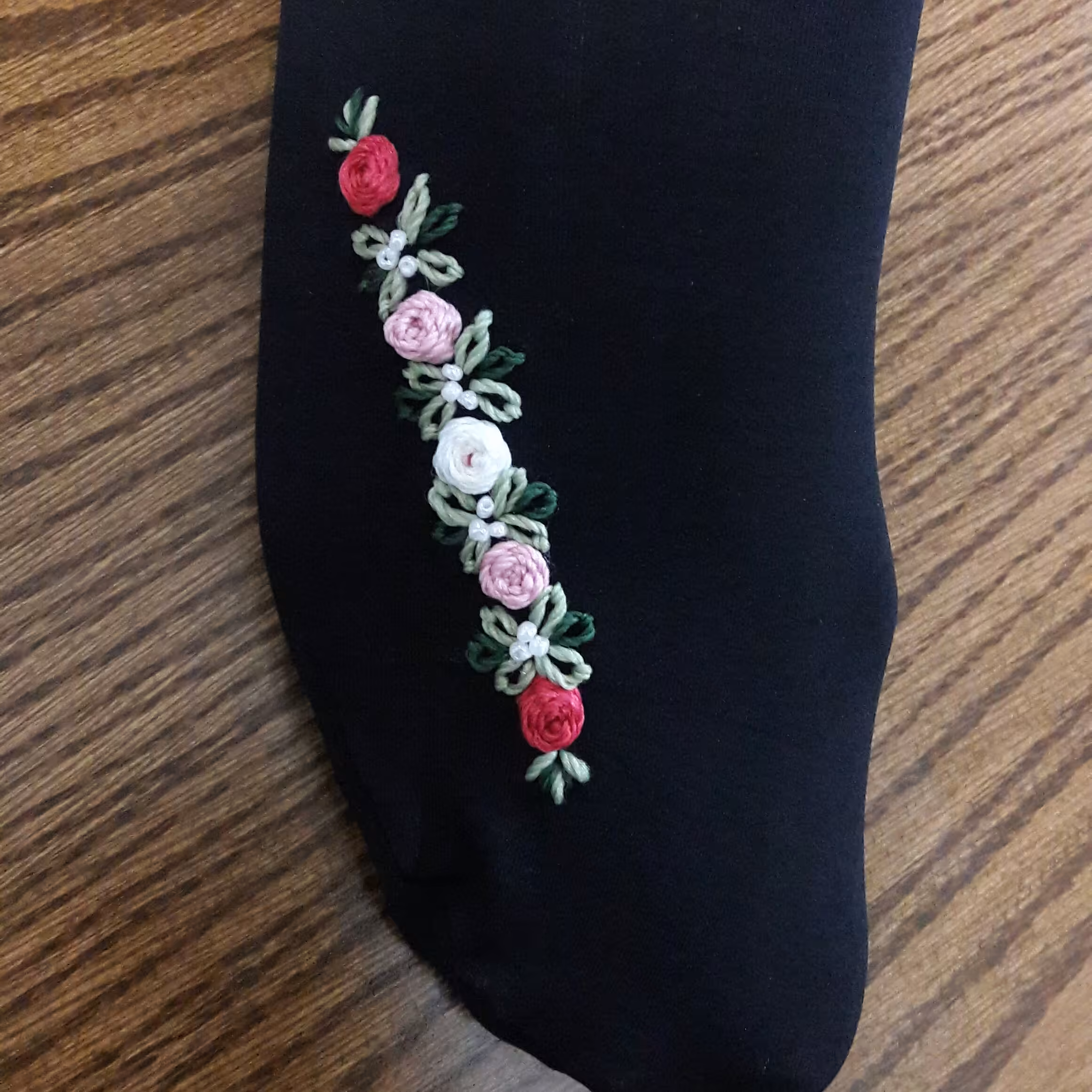 جوراب گلدوزی با دست طرح136