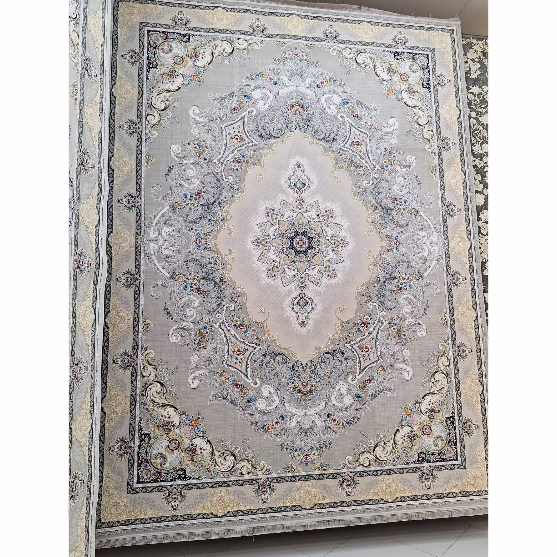 فرش ماشینی 1200 شانه گل برجسته اصل تراکم 3600 طرح پرند زمینه ترمه ای (فیلی) 12 متری جنس اکرولیک