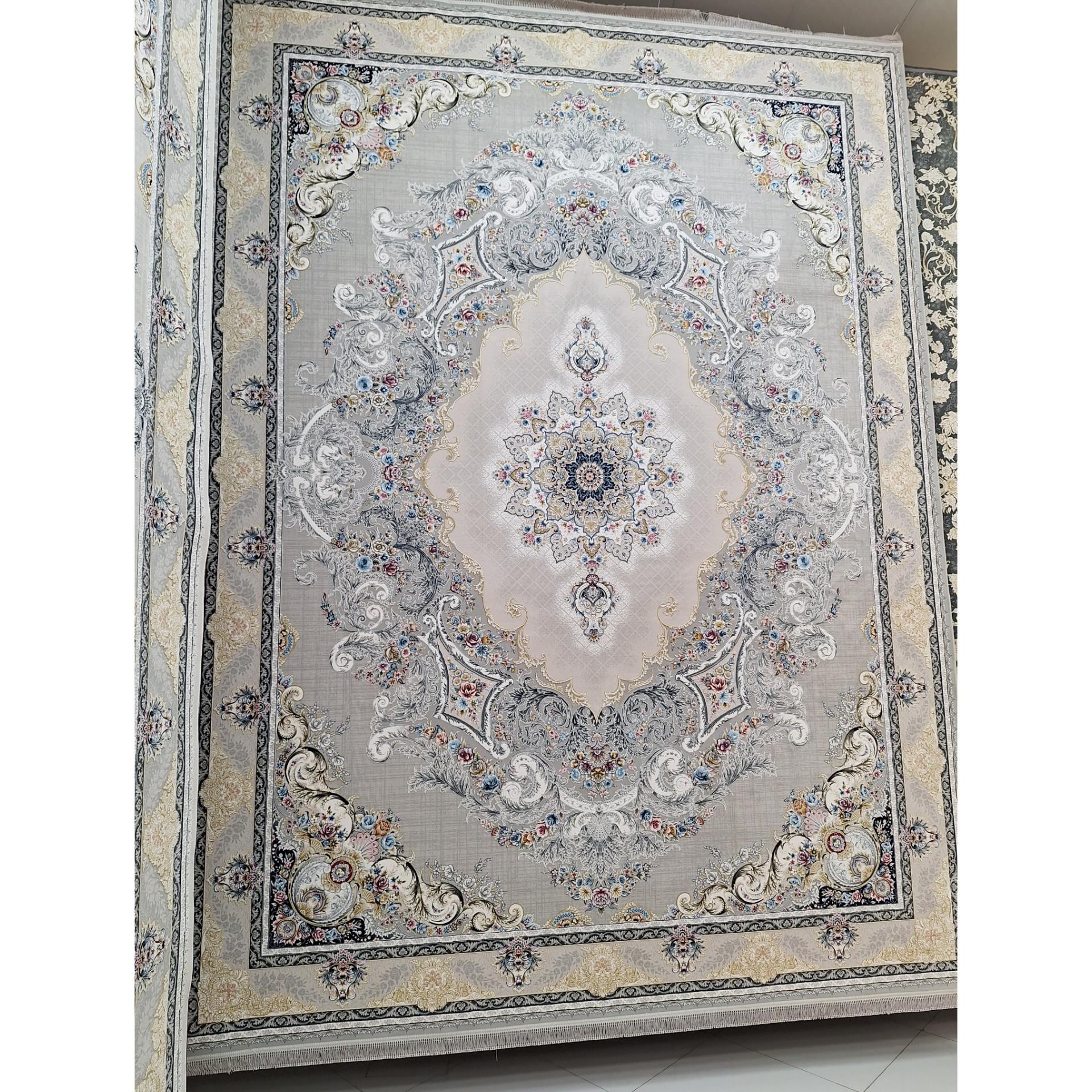 فرش ماشینی 1200 شانه گل برجسته اصل تراکم 3600 طرح پرند زمینه ترمه ای (فیلی) 12 متری جنس اکرولیک