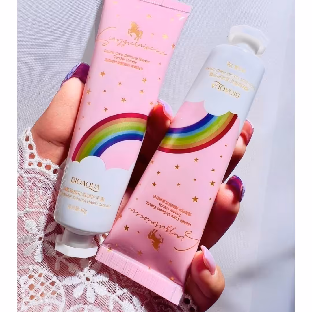 کرم دست یونیکورن آبرسان فانتزی کیوت با رایحه شکوفه گیلاس مرطوب کننده ابرسان نرم کننده پوست کیفی جمع و جور 