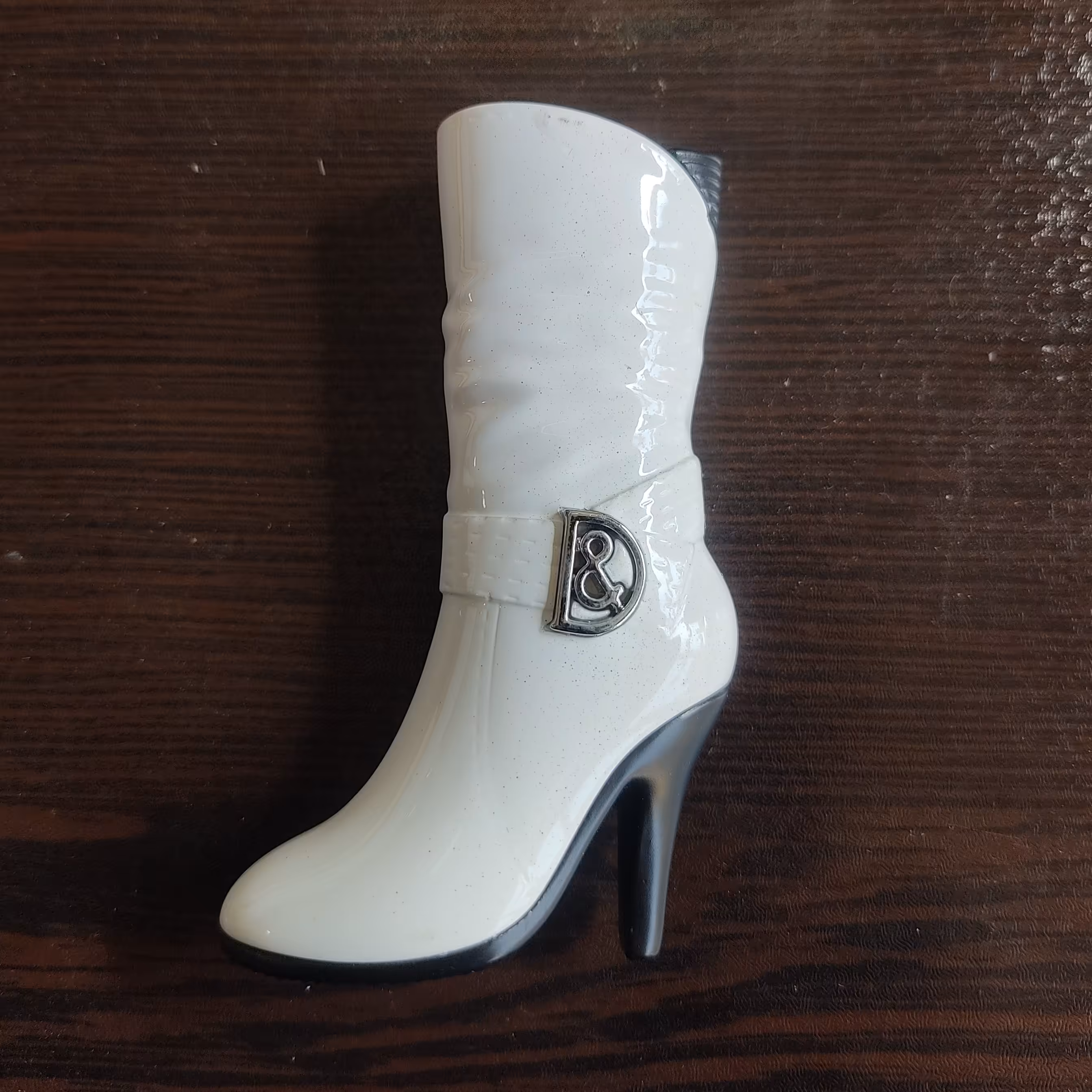 فندک چکمه ای سفید