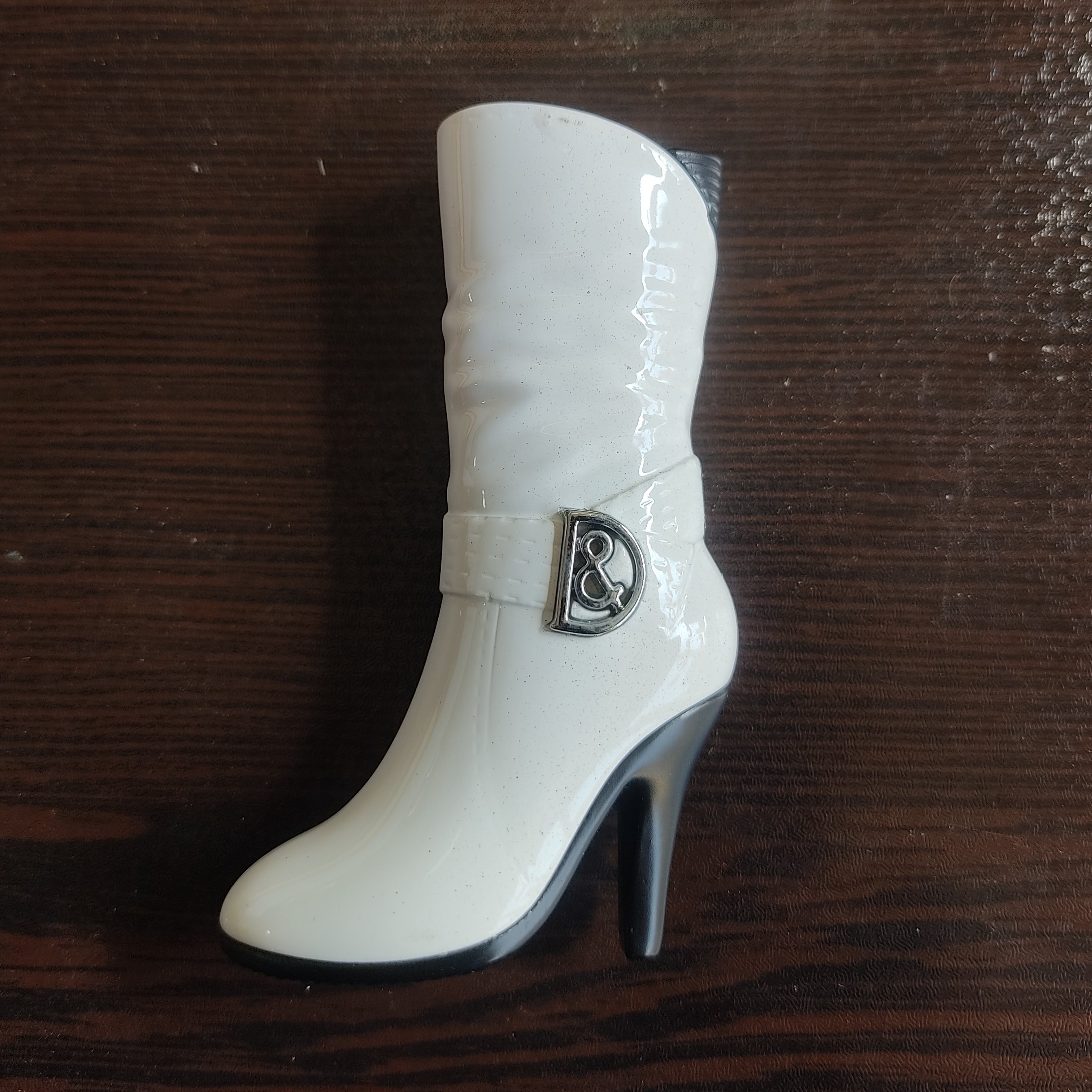 فندک چکمه ای سفید