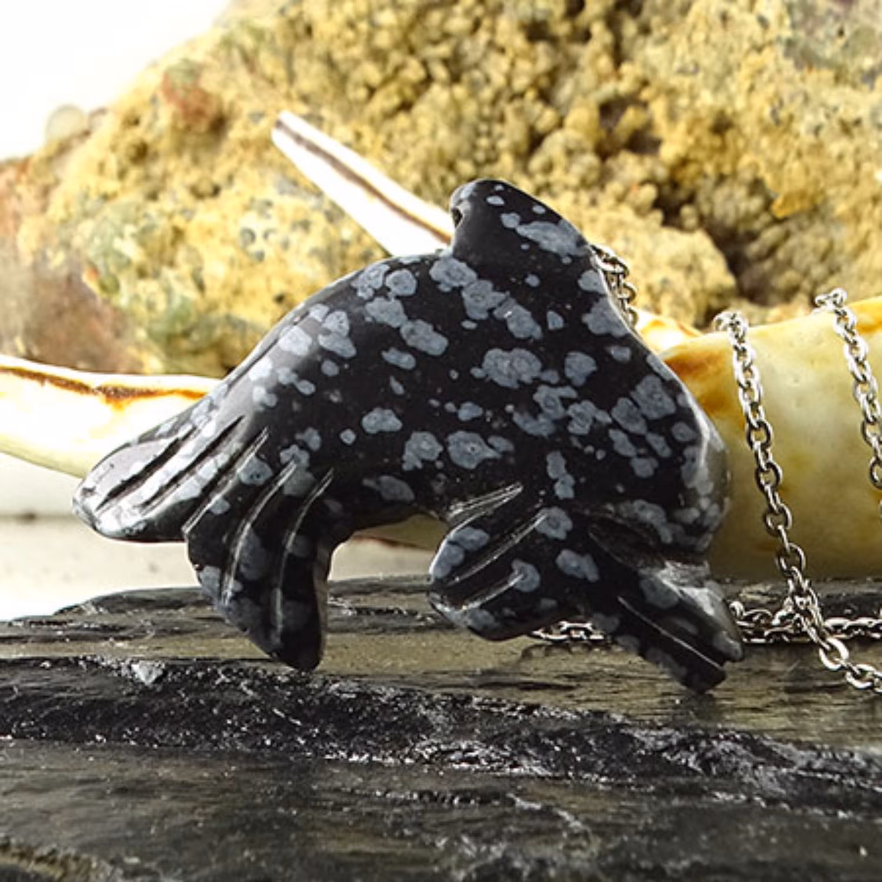 گردنبند آویز مدال دلفین سنگ ابسیدیان