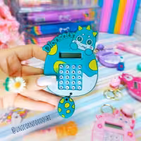 ماشین حساب  دایناسور سیلیکونی دارای آویز ، قابل استفاده به عنوان جاسوئیچی و آویز کیف و کوله و جامدادی 