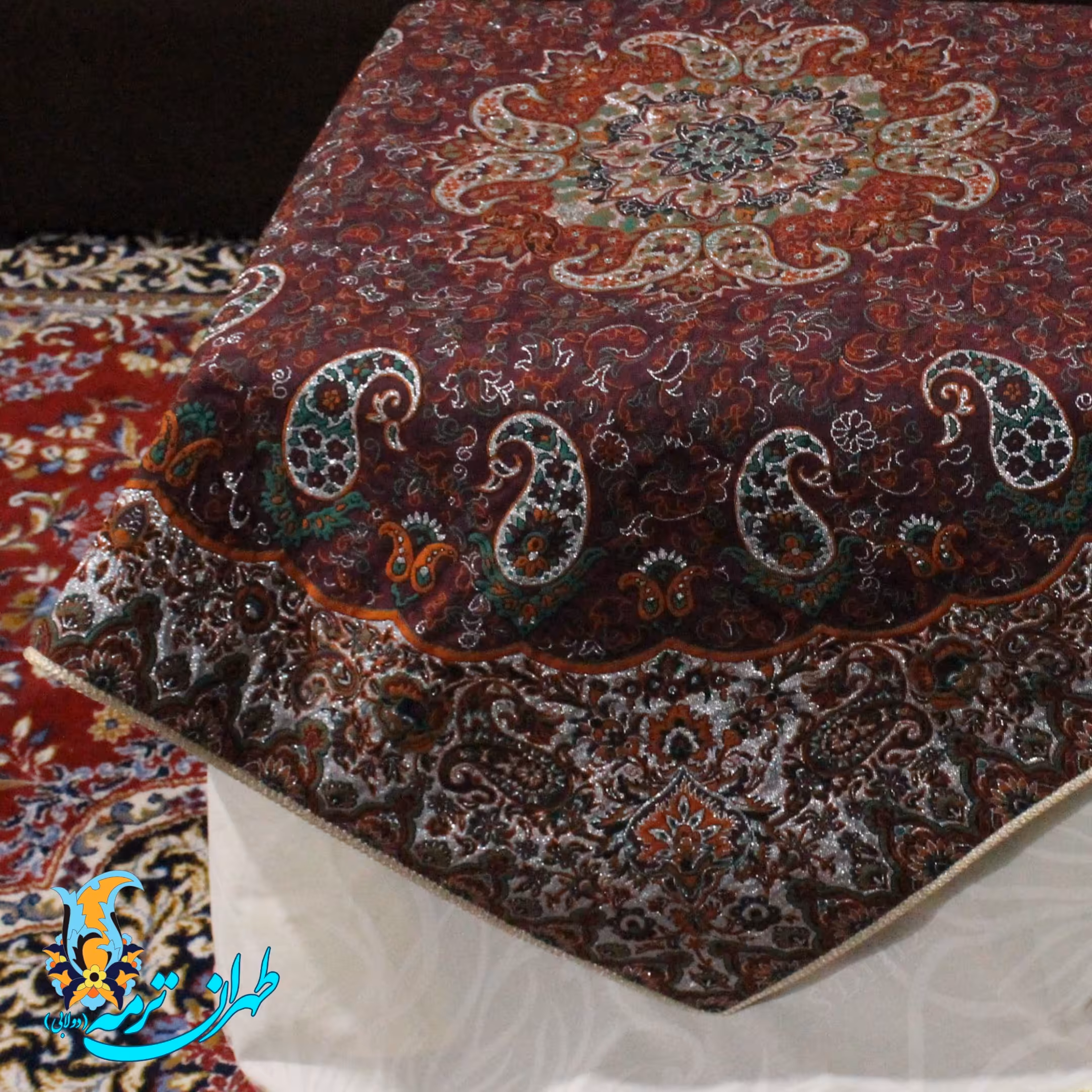 رومیزی ترمه مدل‌نسترن‌ (قرمز‌عنابی)
ترمه 5 رنگ تراکم بالا شناسنامه دار
اندازه 100×100 سانتی‌متر
رنگ قرمز عنابی