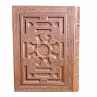 کتاب نفیس قرآن کریم چرمی طرح برجسته کاغذ معطر همراه با جعبه قطع وزیری