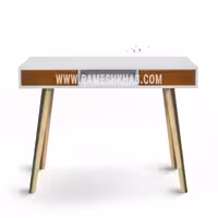 میز‌ مطالعه و لپتاپ