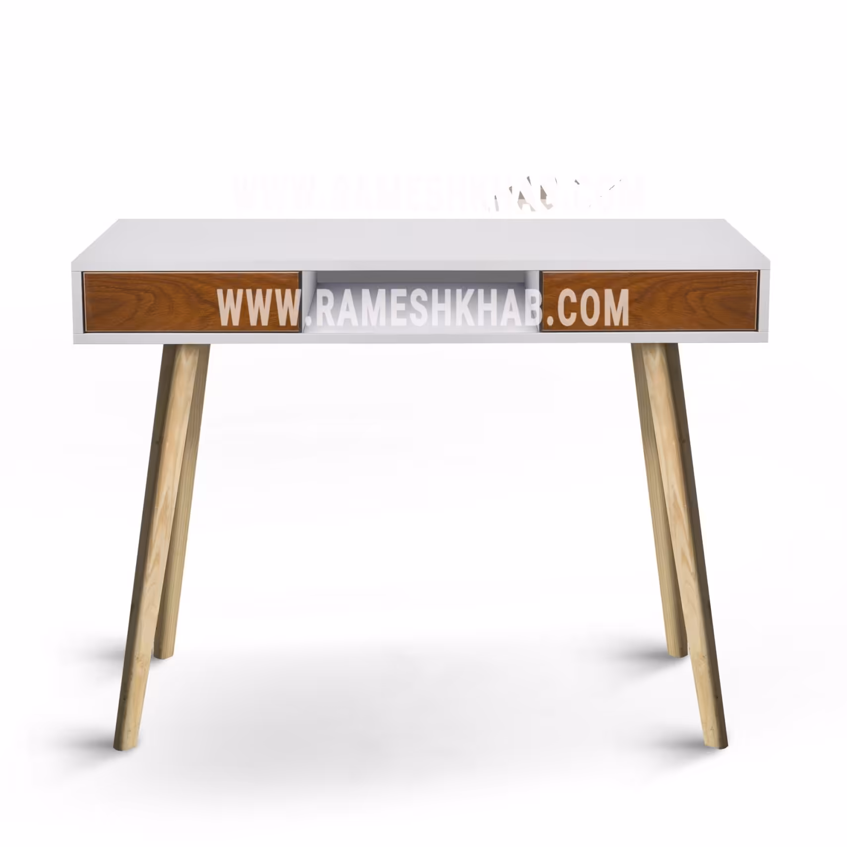 میز‌ مطالعه و لپتاپ