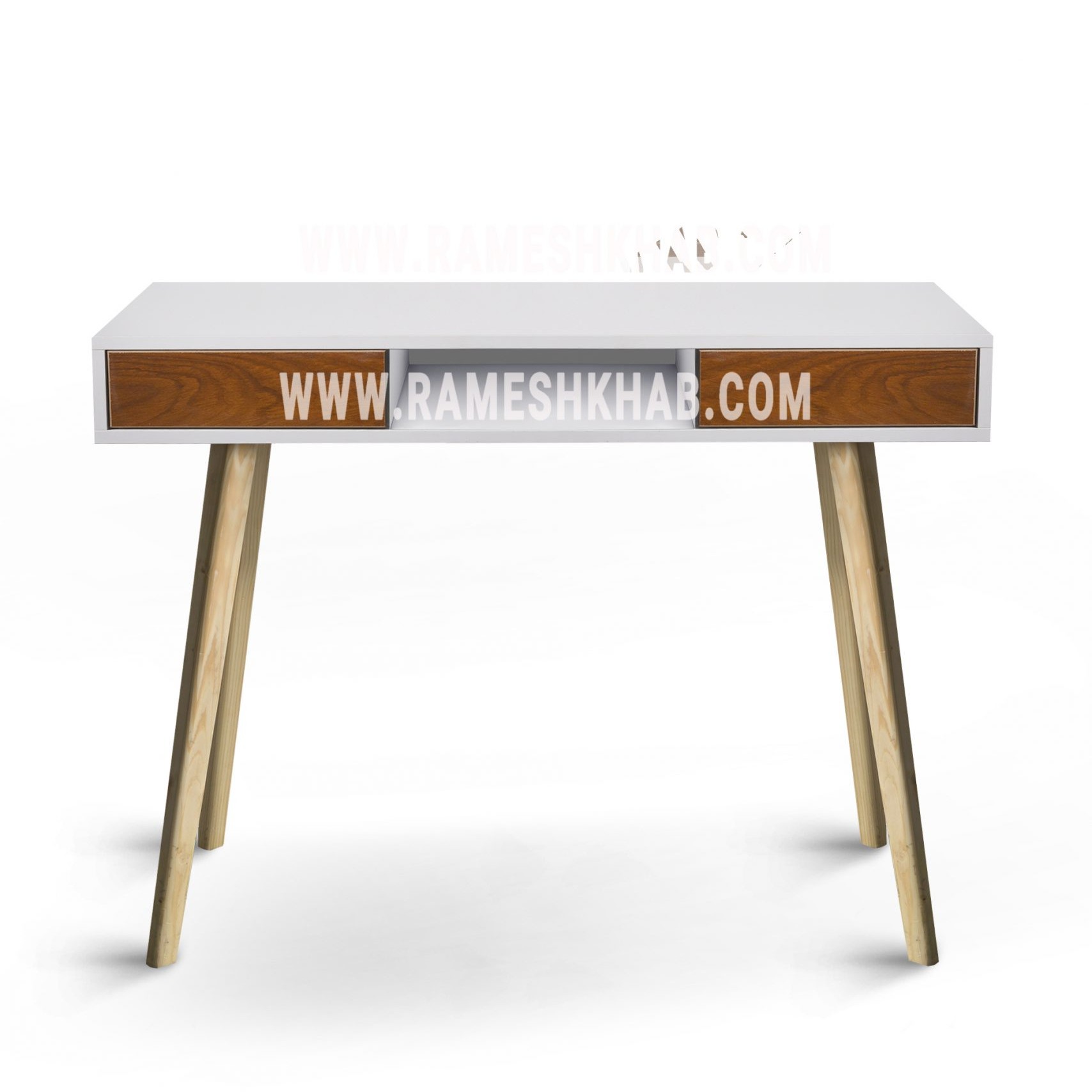 میز مطالعه و لپتاپ