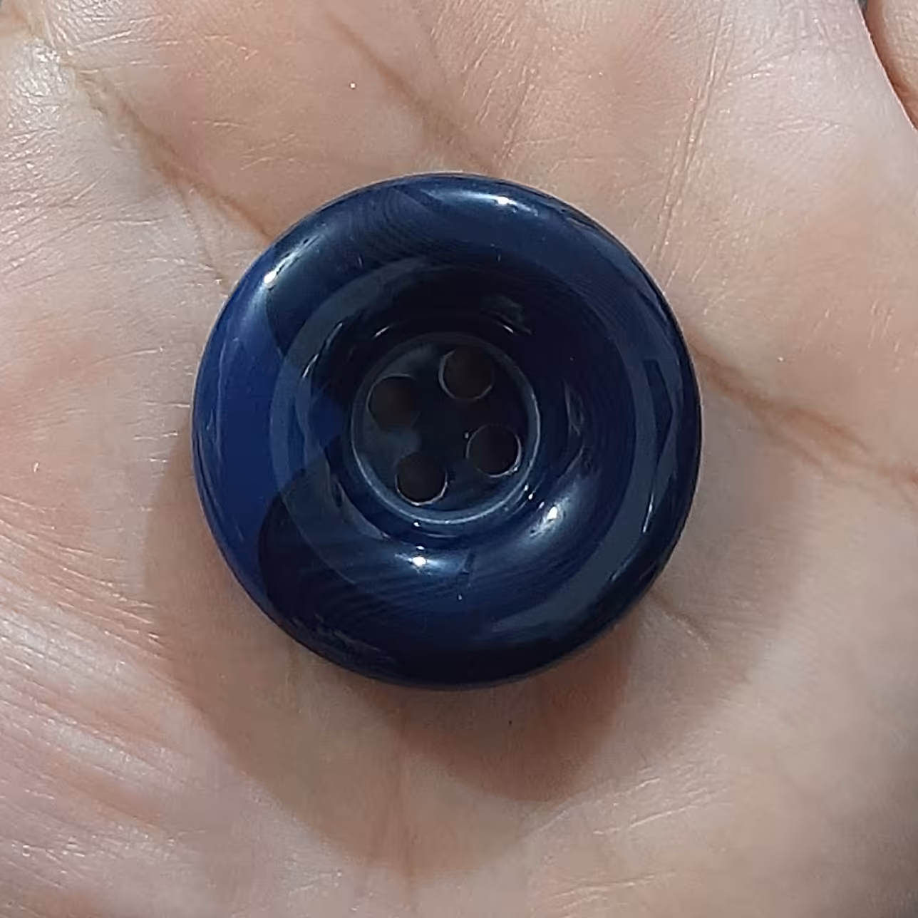 دکمه پالتویی . سرمه ای رنگ . وارداتی. سایز 1. سه سانتی. 