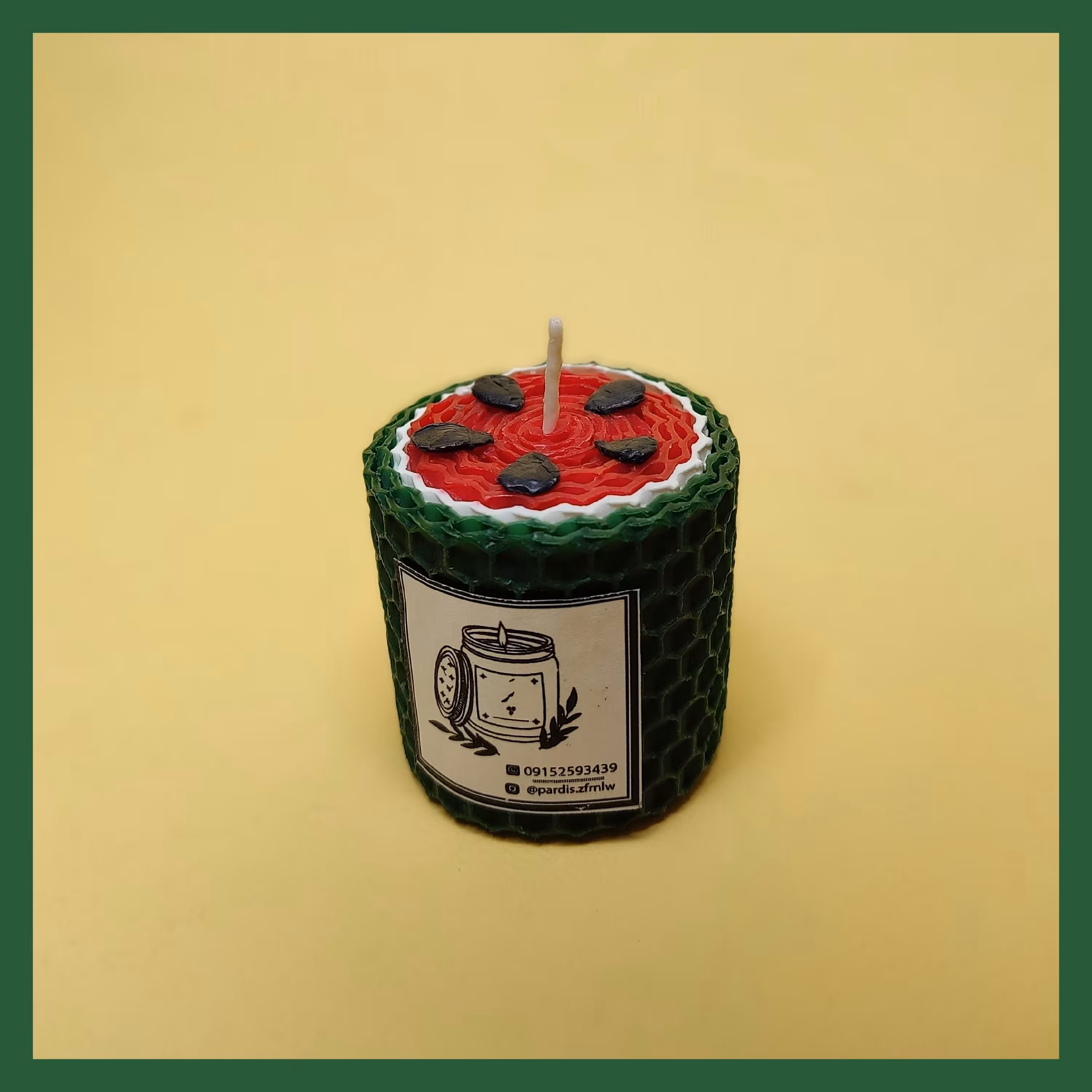 شمع هندوانه،موم عسلی،وزن 33 گرم،رنگ قرمز و رنگ های متنوع،ابعاد 4.5 سانت،قطر 4.5،گالری پَر