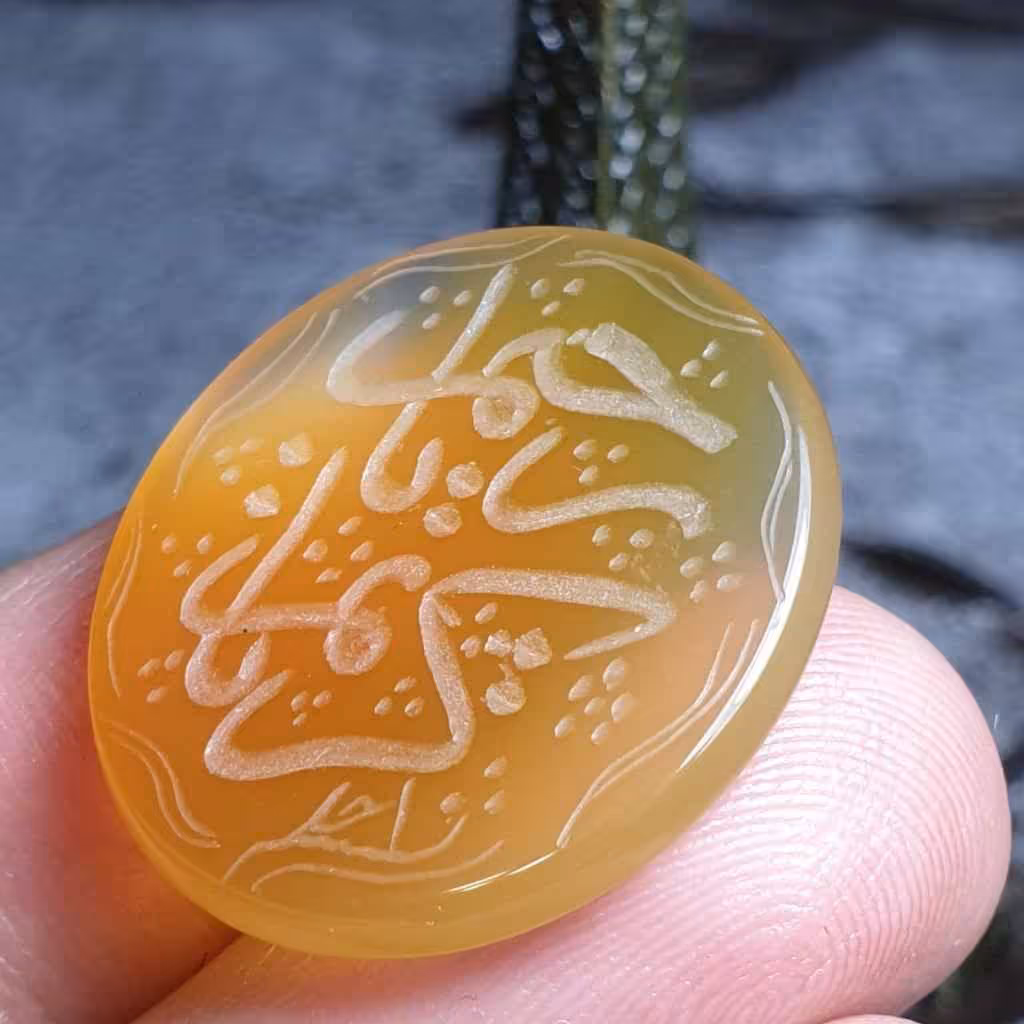 نگین عقیق خوش رنگ اصل معدنی با خط زیبای دست امضای احد
