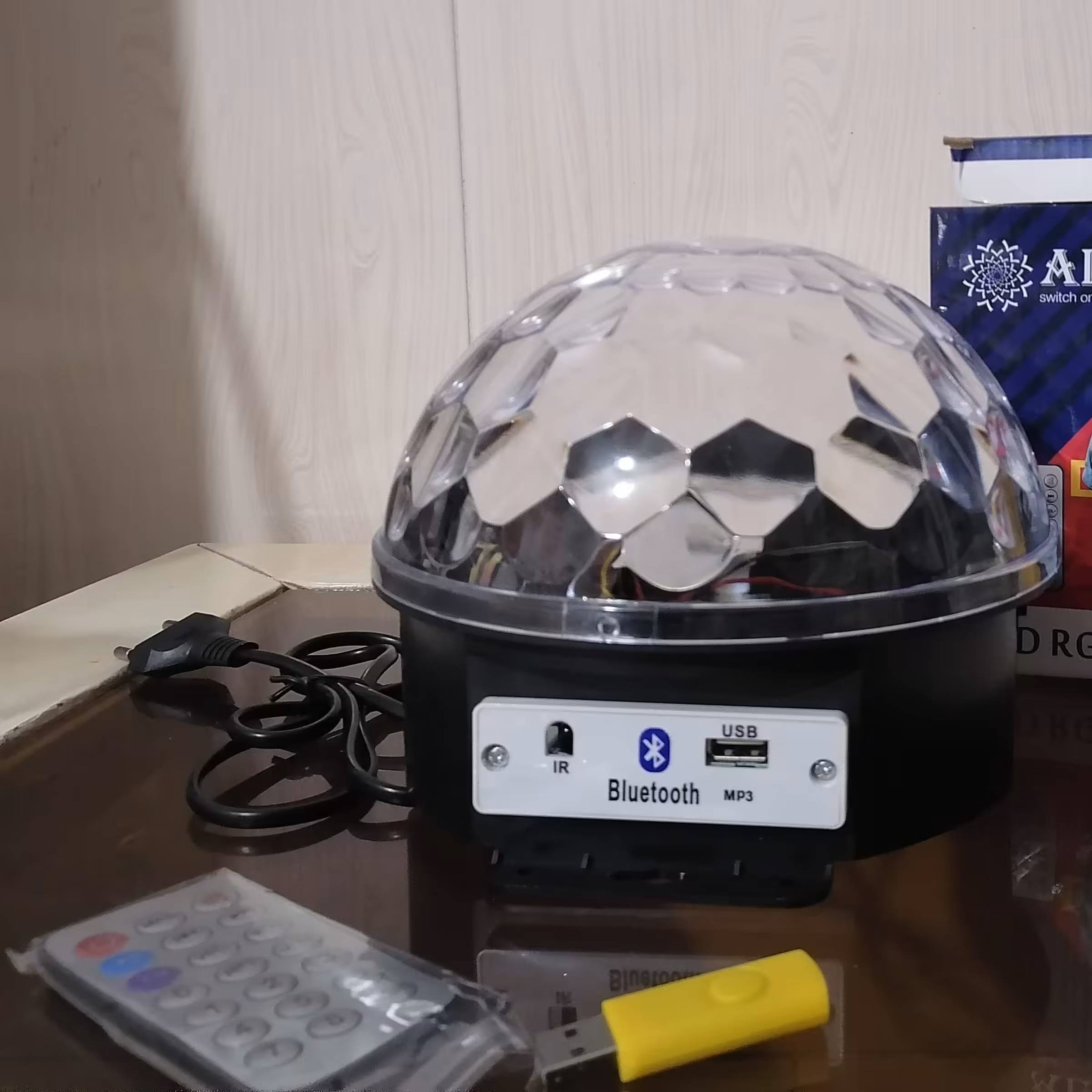 رقص نور پروژکتوری بلوتوث دار و موزیک پلیر قابل حمل همراه با ریموت درجه 1