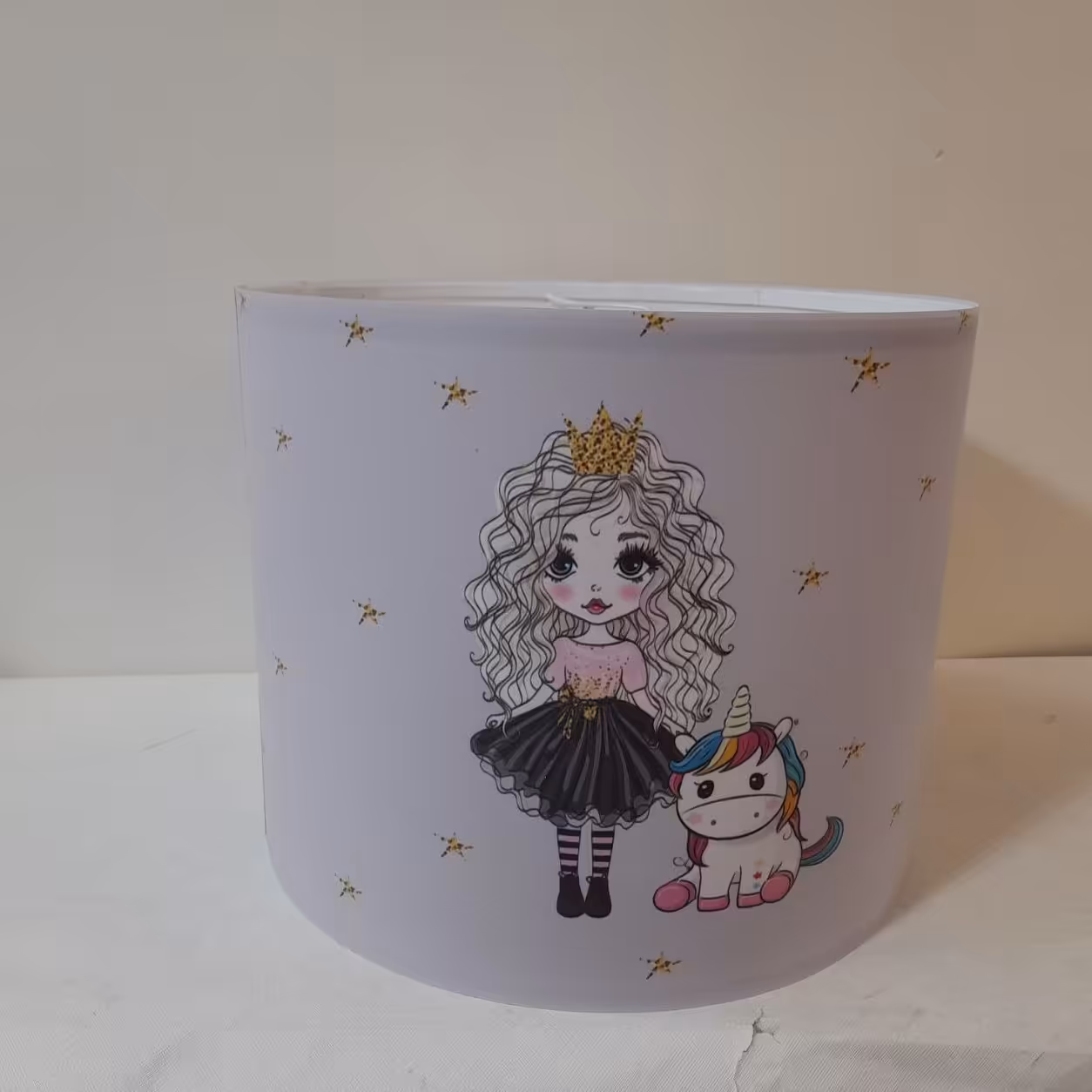 لوستر کودک طرح جذاب و پرطرفدار دختر موفرفری و تک شاخ زمینه طوسی