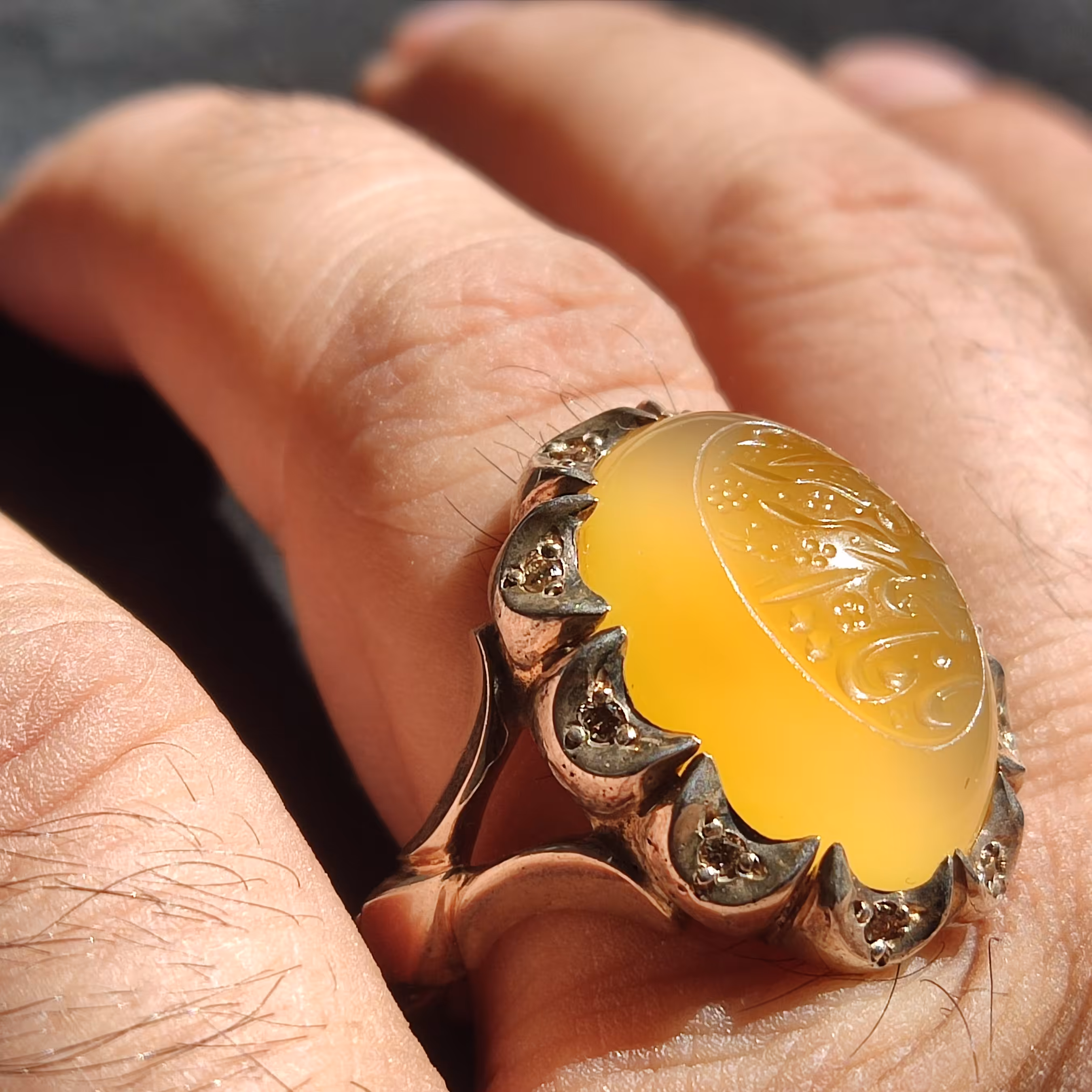 عقیق زرد کهنه یمنی دامله حکاکی «النور»