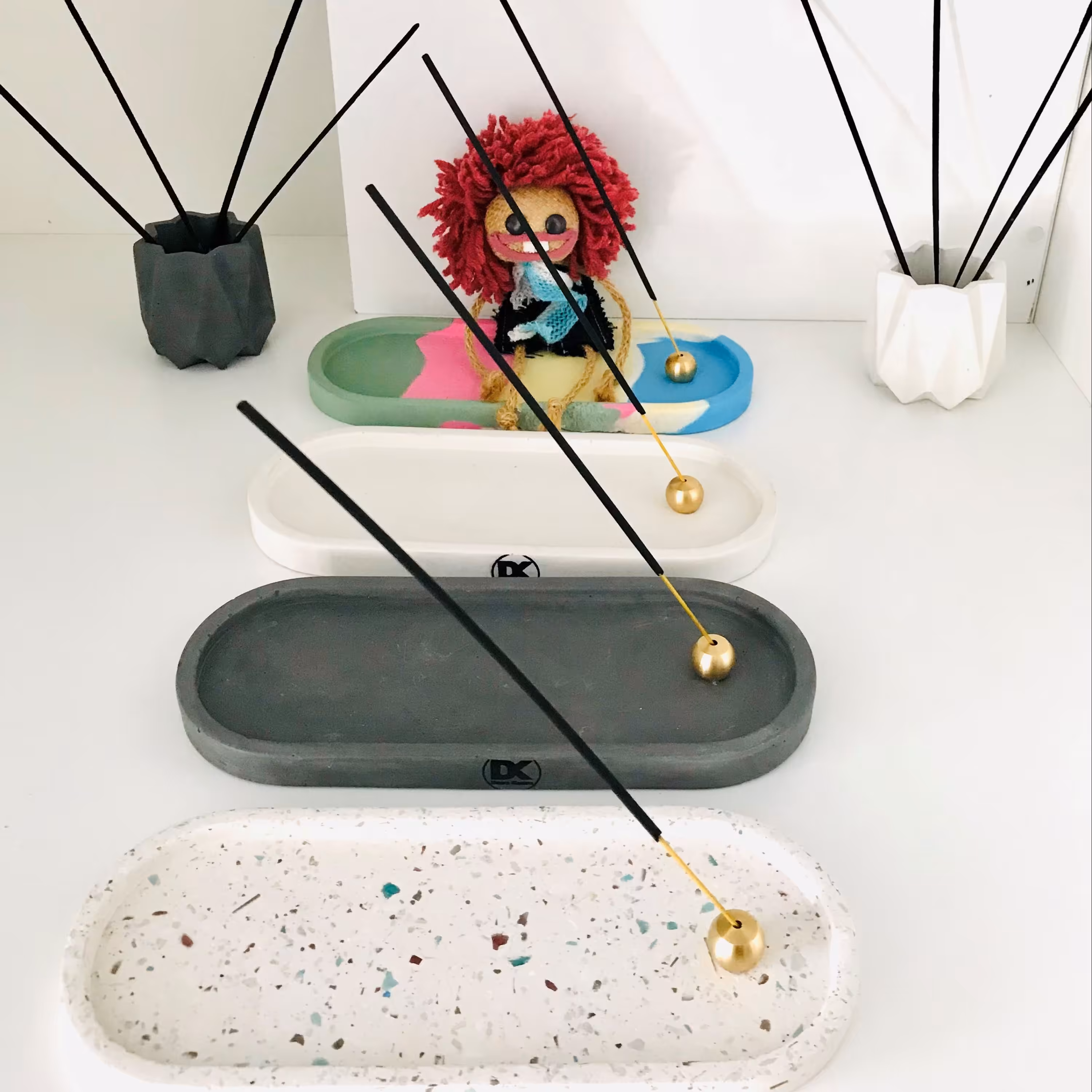 جاعودی بتنی بیضی با پایه و گوزن برنجی