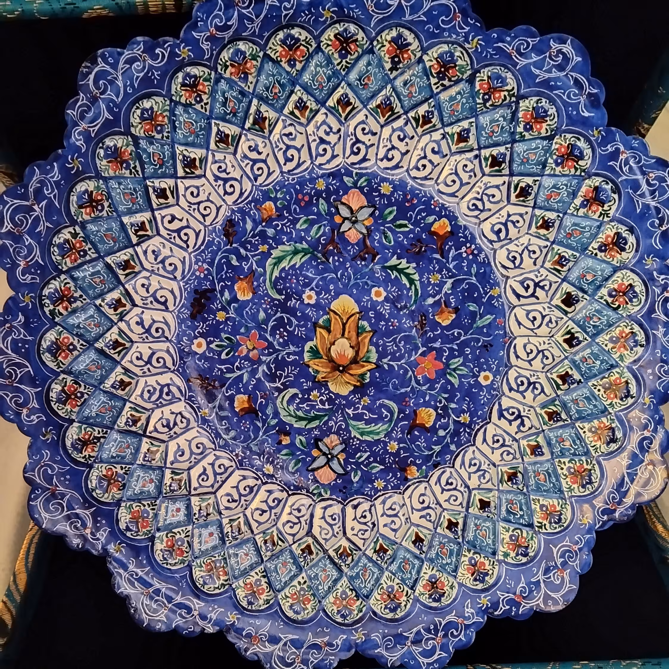 بشقاب میناطرح ویژه کف تخت 25 با قاب چوبی مشبک