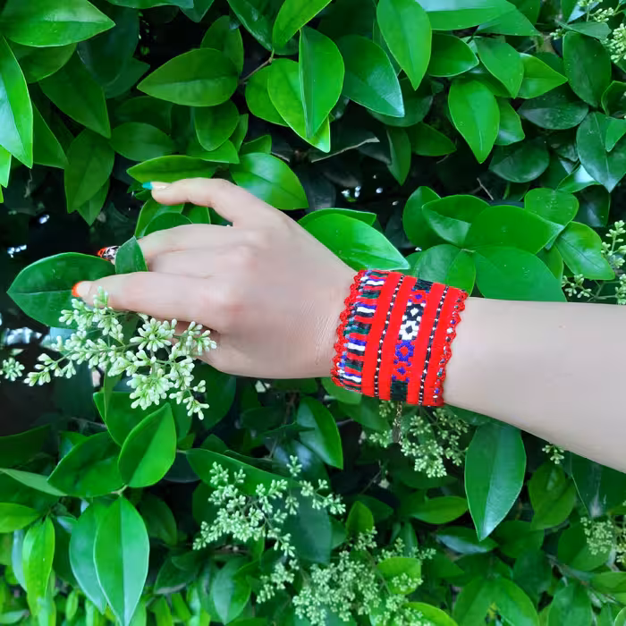 دستبند سوزن دوزی بلوچ طرح دمن دوچ