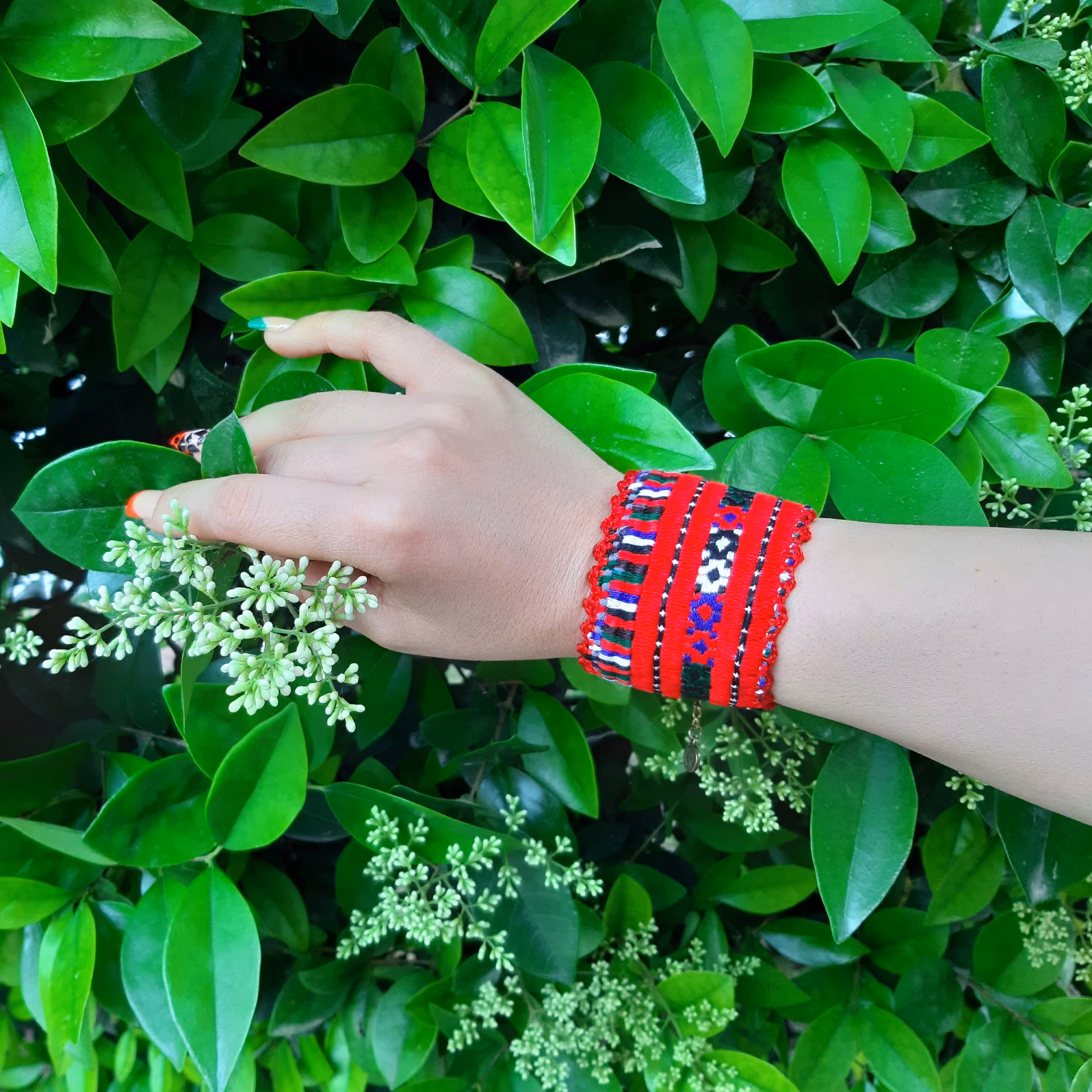 دستبند سوزن دوزی بلوچ طرح دمن دوچ