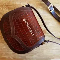 کیف دوشی زنانه چرم طبیعی و دست دوز تیاراچرم مشهد مدل سنگ ومدل نستعلیق