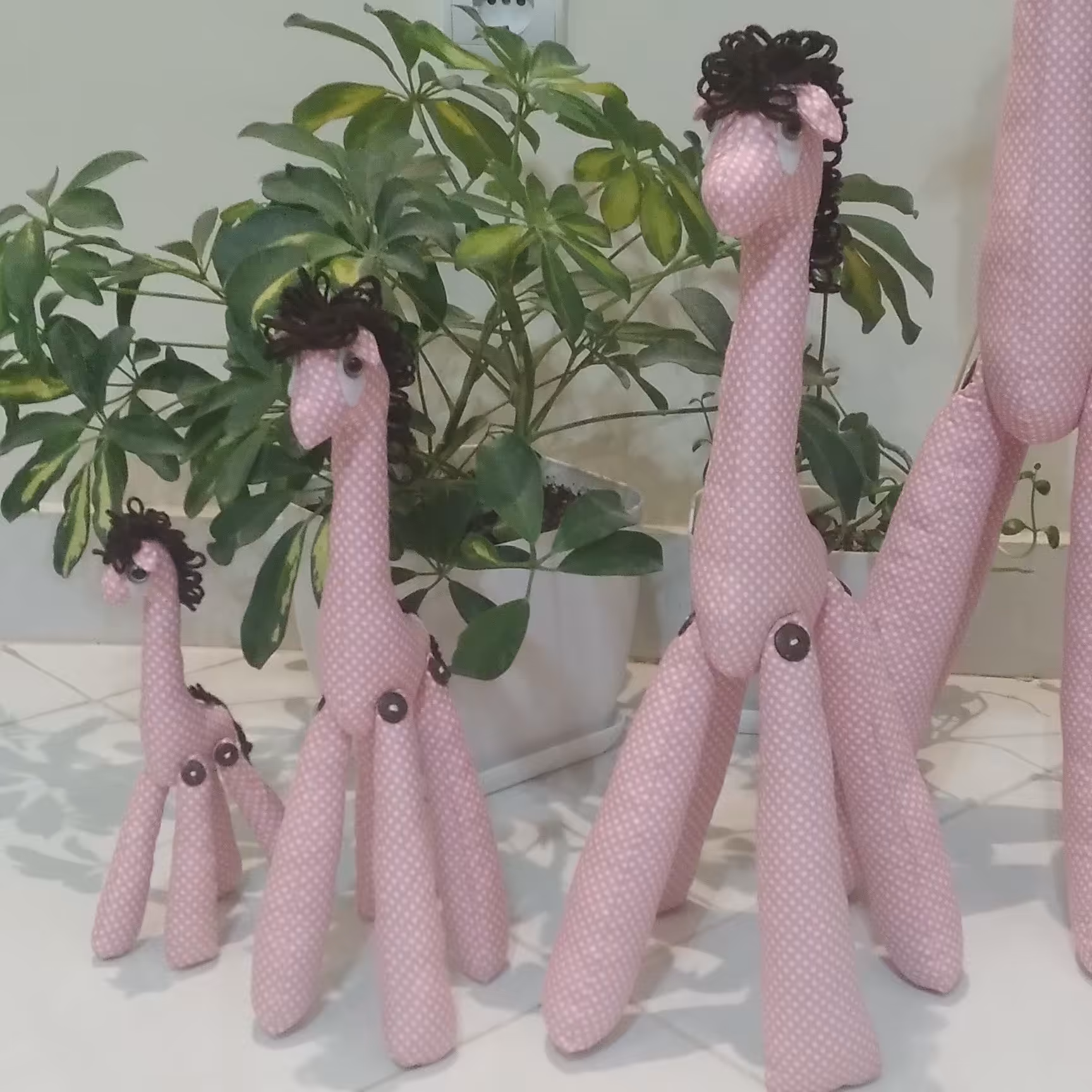 عروسک های زرافه دست دوز تزئینی در چهار سایز متفاوت . 