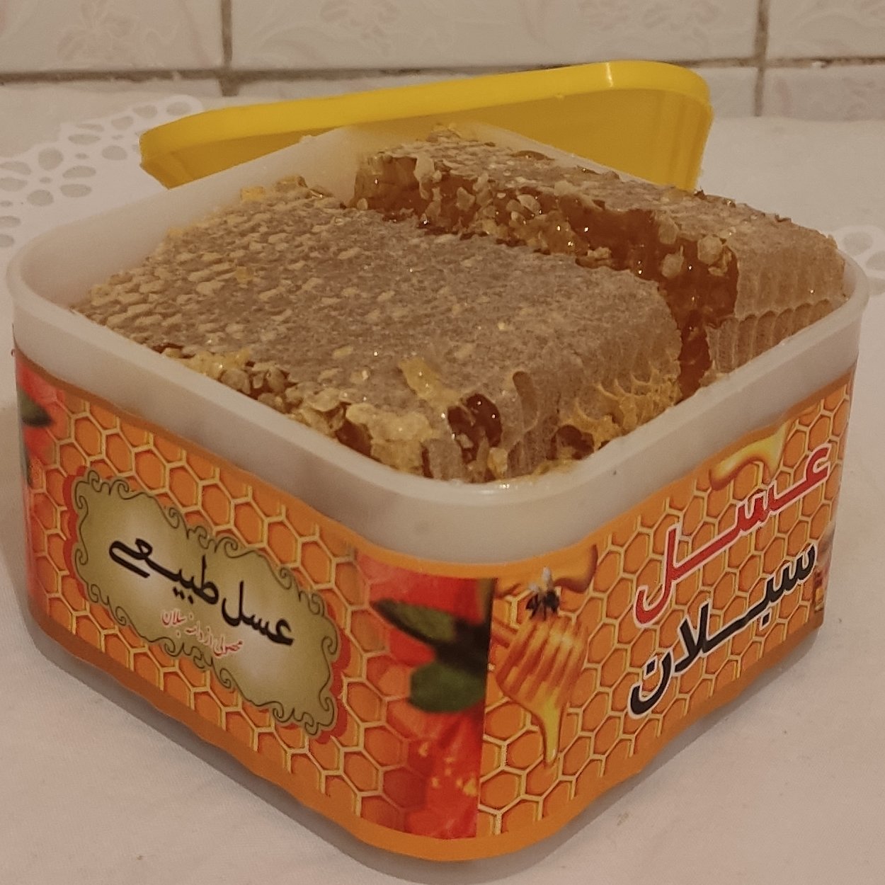 عسل بهاره سبلان یک کیلویی در ظرف کریستال درب داردارای طعم عالی ودرجه یک