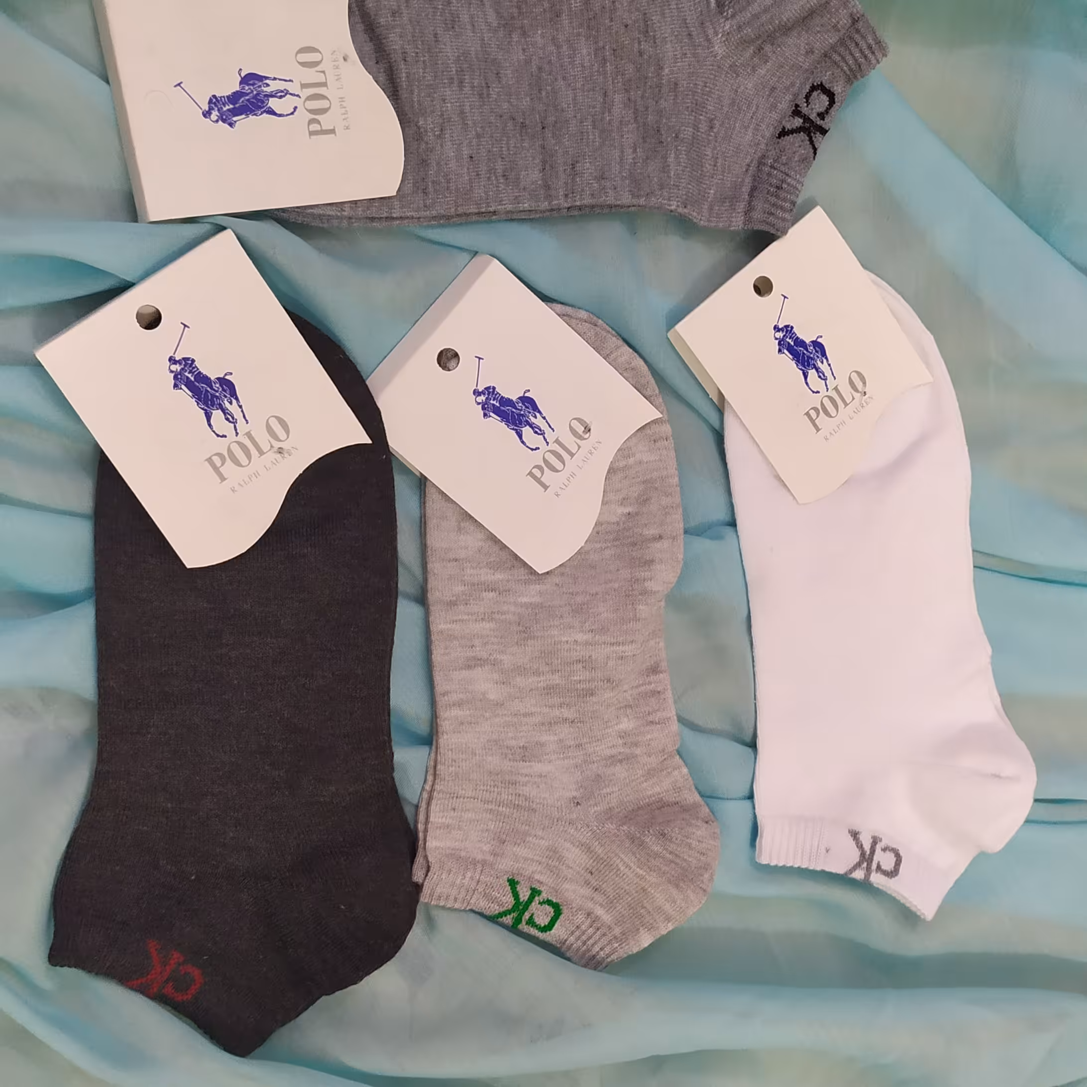 جوراب  ساق کوتاه  مردانه زنانه دخترانه پسرانه اسپرت ورزشی  قبل از خرید رنگ مورد نظر رو موجودی بگیرید 