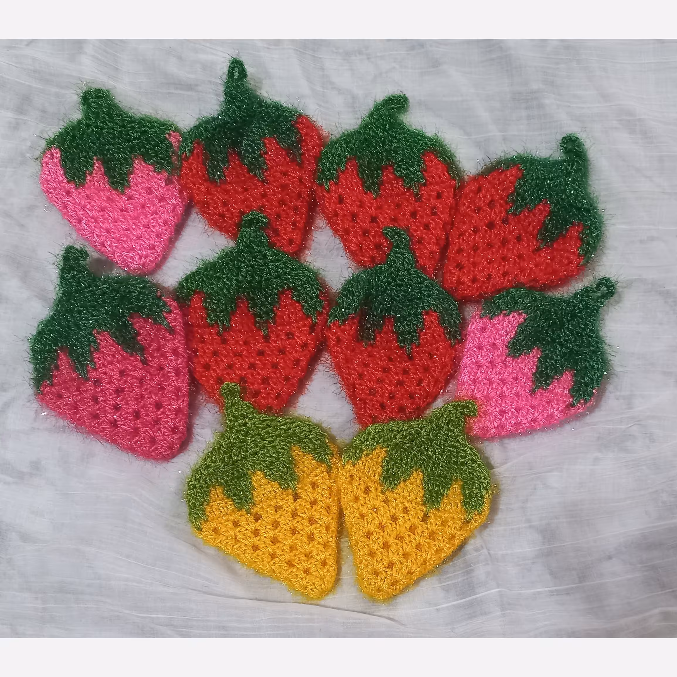 اسکاج توت فرنگی دست بافت بافته شده با کاموای سوزنی زیبا و بادوام و دولایه مخصوصا برای جهیزیه 